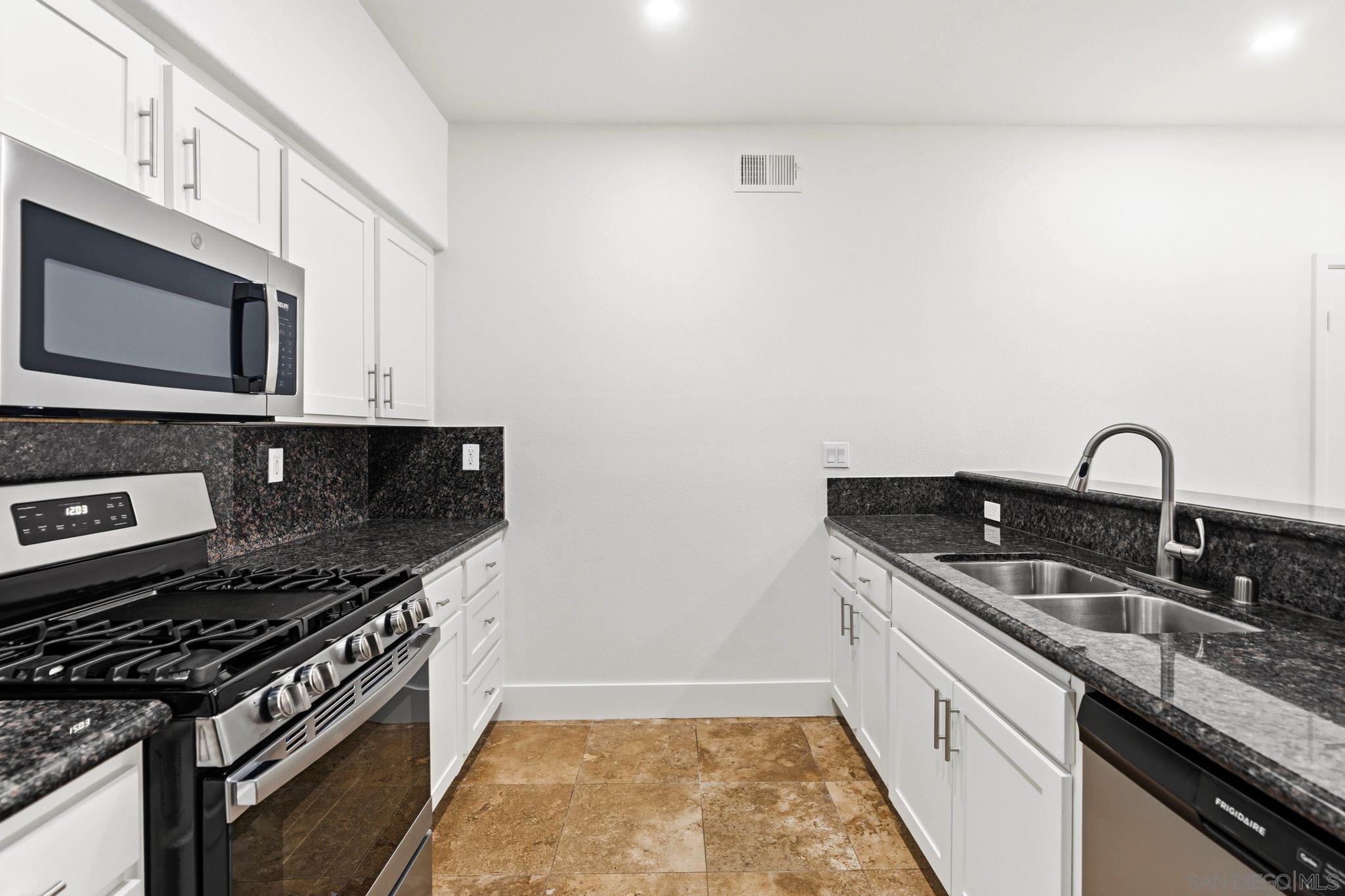 Detail Gallery Image 5 of 18 For 12372  Carmel Country Road  #206,  San Diego,  CA 92130 - 2 Beds | 2 Baths