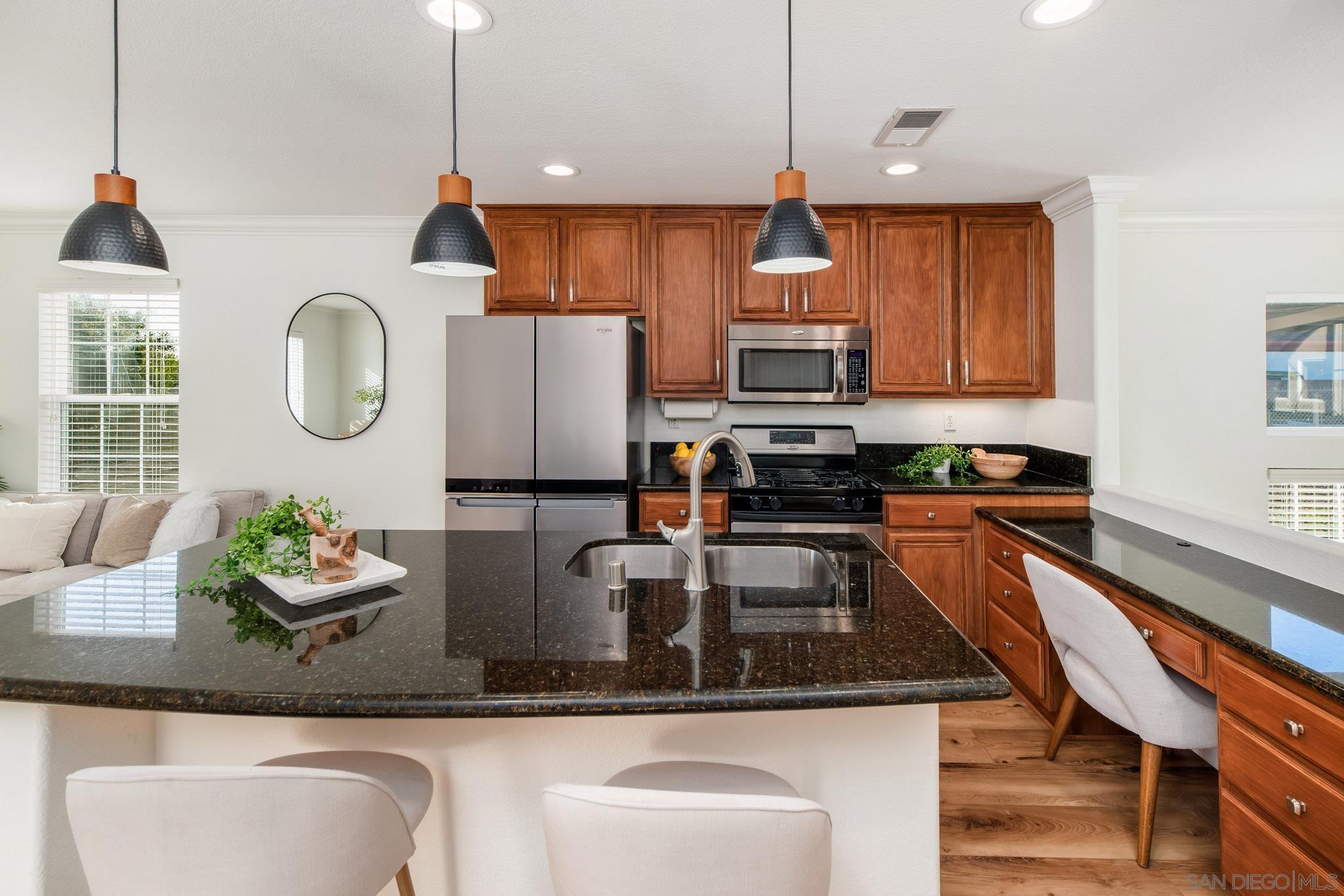 Detail Gallery Image 2 of 47 For 3710  Mykonos Ln  #172,  San Diego,  CA 92130 - 2 Beds | 2/1 Baths