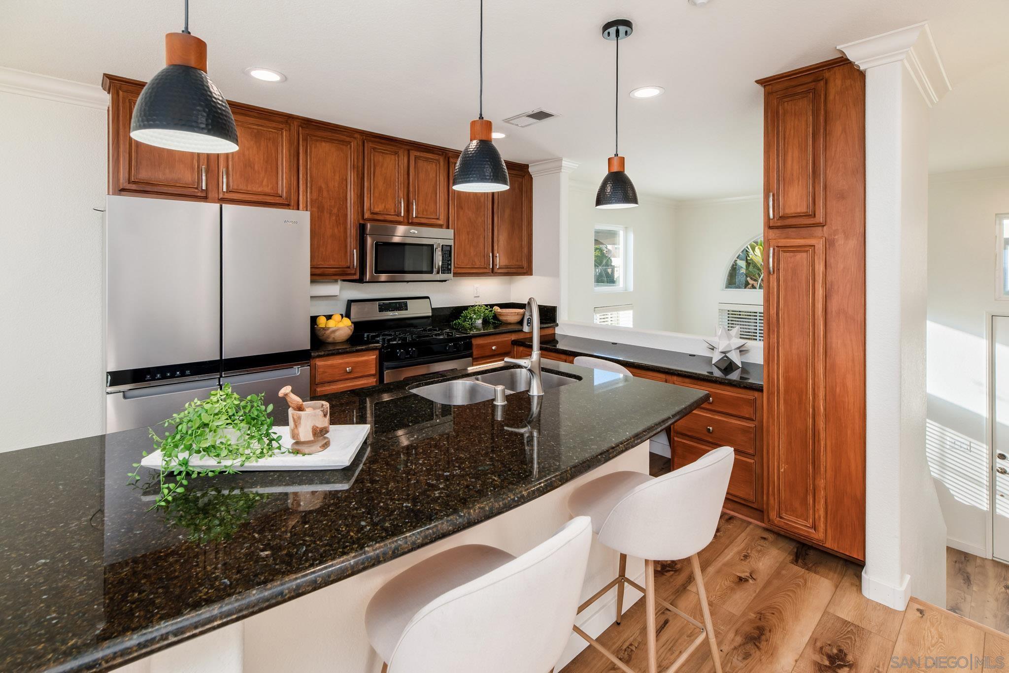 Detail Gallery Image 4 of 47 For 3710  Mykonos Ln  #172,  San Diego,  CA 92130 - 2 Beds | 2/1 Baths