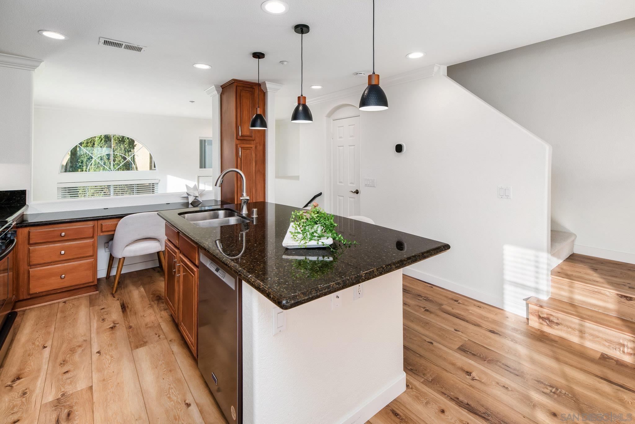 Detail Gallery Image 6 of 47 For 3710  Mykonos Ln  #172,  San Diego,  CA 92130 - 2 Beds | 2/1 Baths