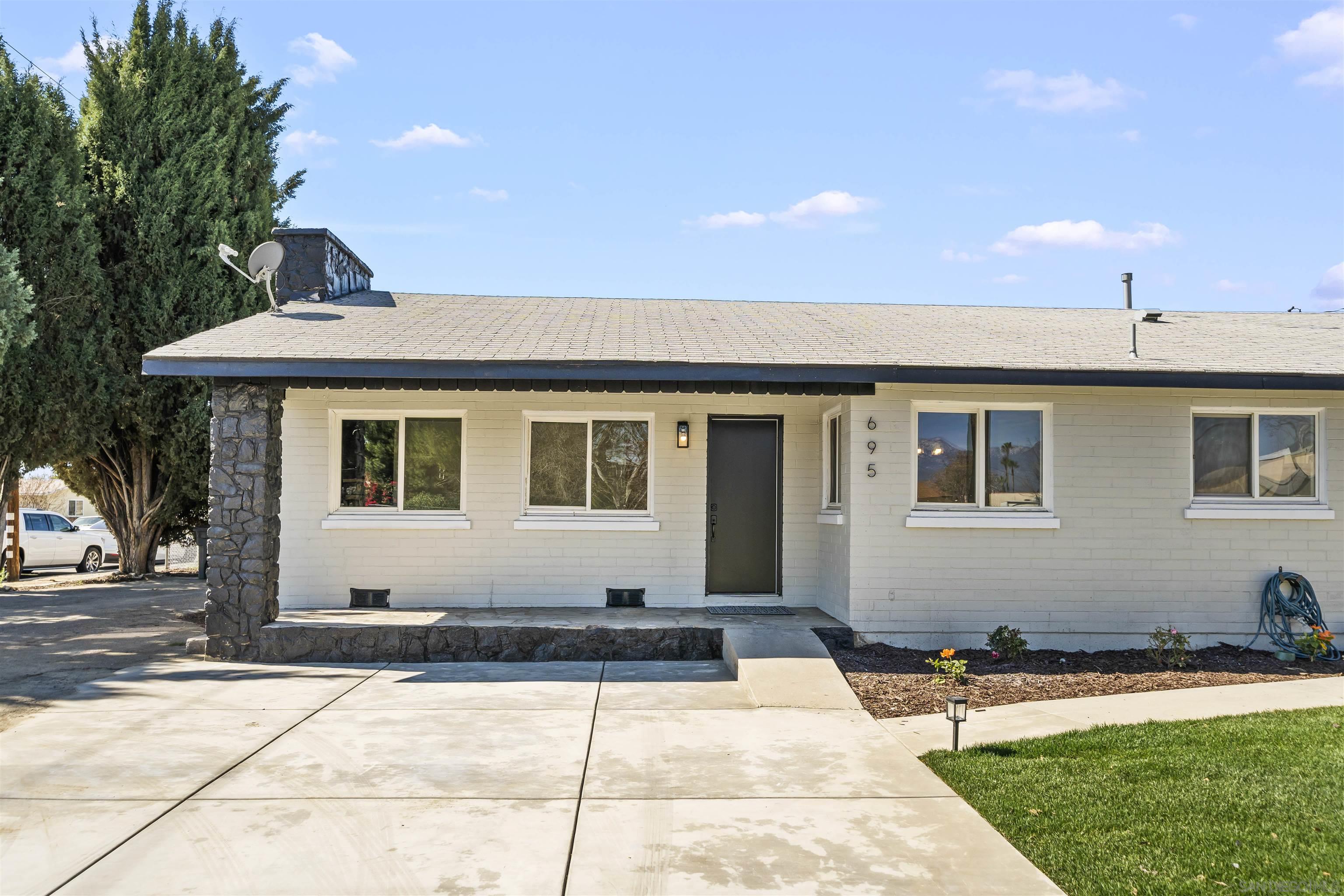 Detail Gallery Image 2 of 35 For 695 S Santa Fe S, Hemet,  CA 92543 - 4 Beds | 2 Baths