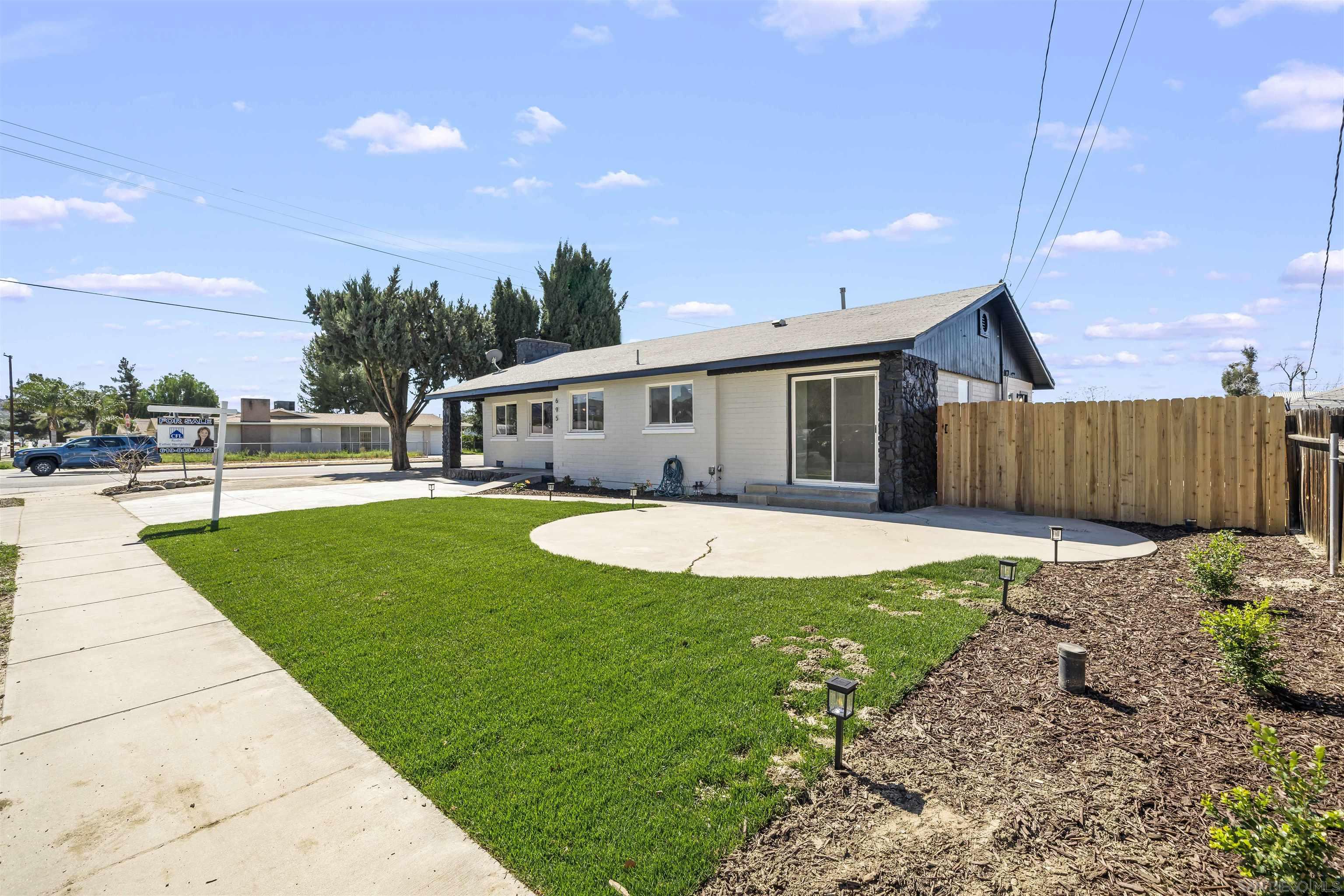 Detail Gallery Image 4 of 35 For 695 S Santa Fe S, Hemet,  CA 92543 - 4 Beds | 2 Baths