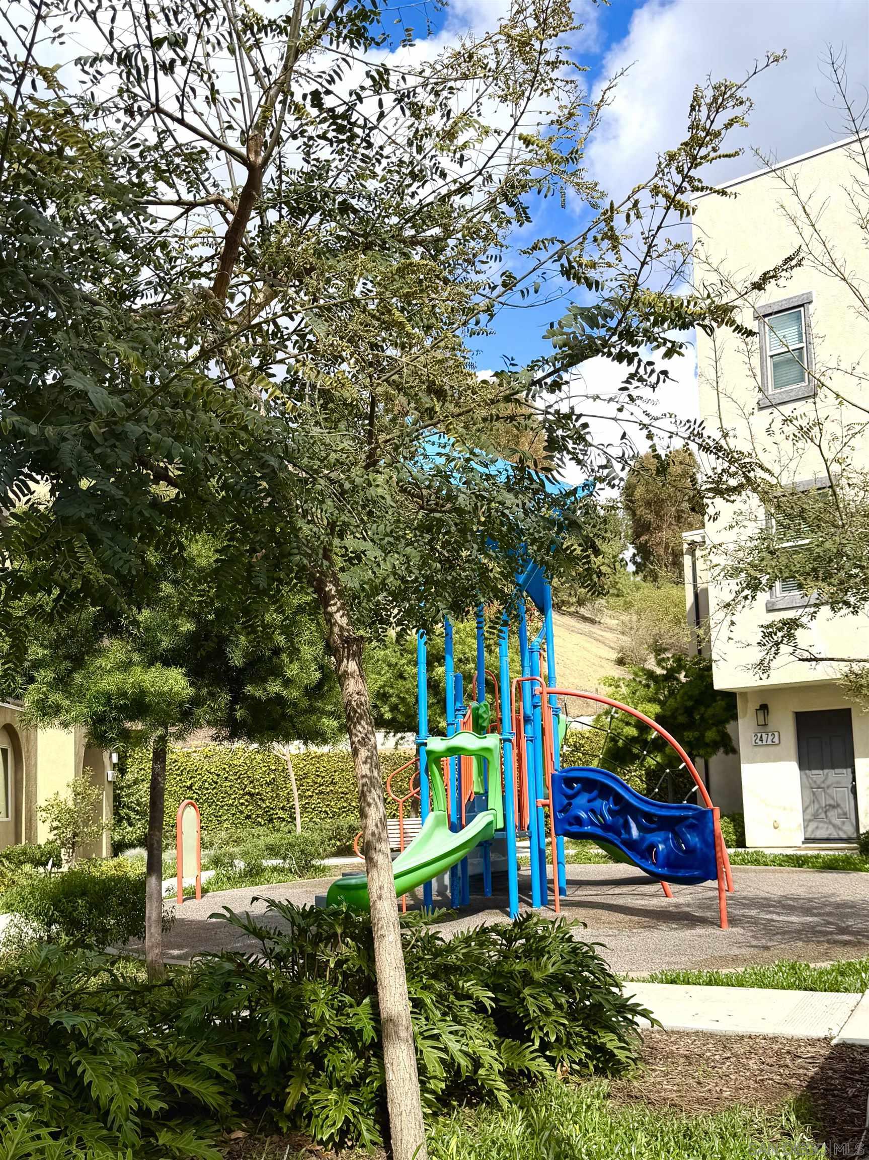 Detail Gallery Image 2 of 36 For 2451  Verano Way, Vista,  CA 92081 - 4 Beds | 3/1 Baths