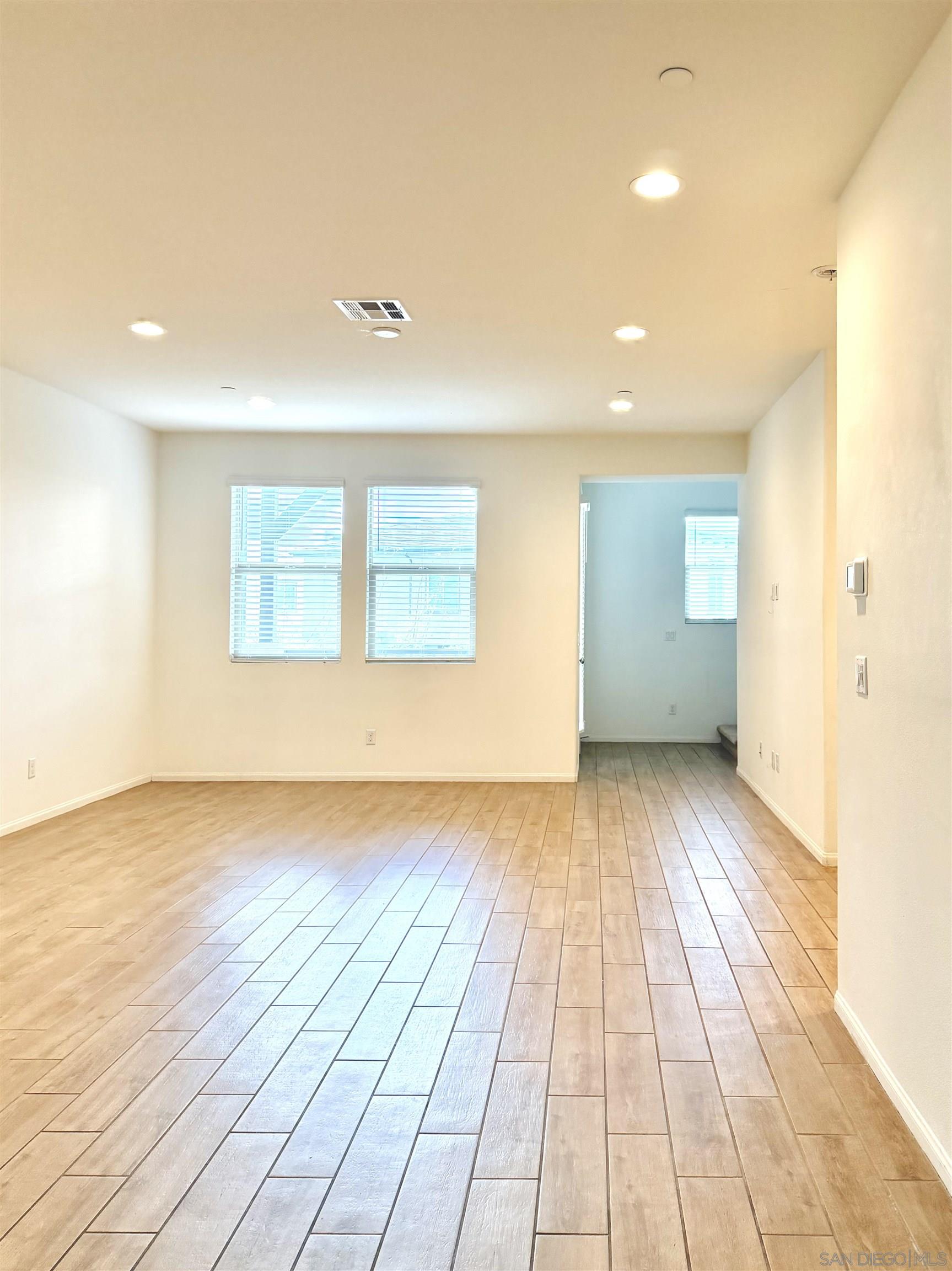 Detail Gallery Image 8 of 36 For 2451  Verano Way, Vista,  CA 92081 - 4 Beds | 3/1 Baths