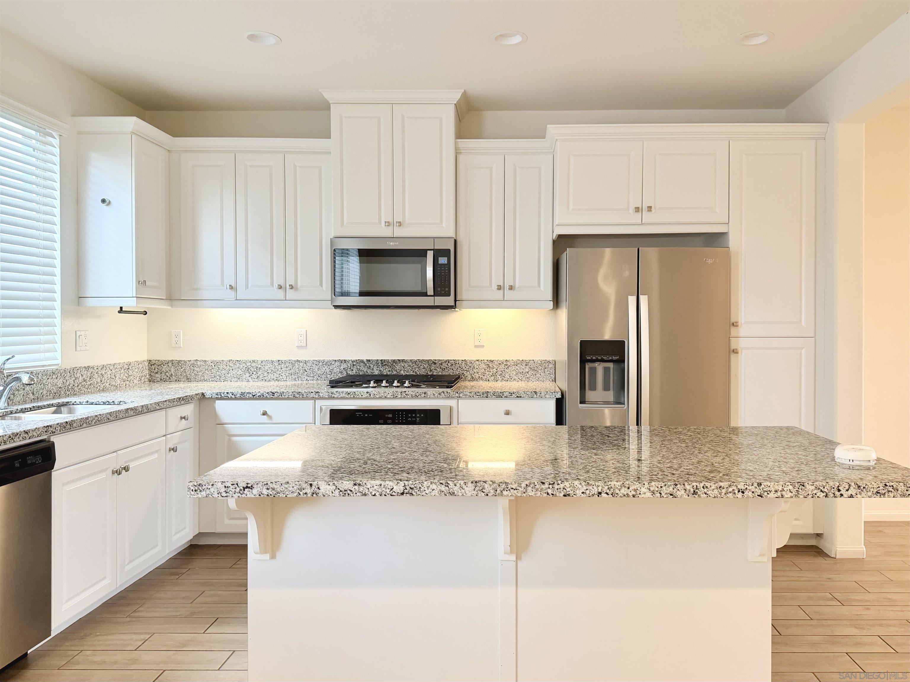 Detail Gallery Image 9 of 36 For 2451  Verano Way, Vista,  CA 92081 - 4 Beds | 3/1 Baths