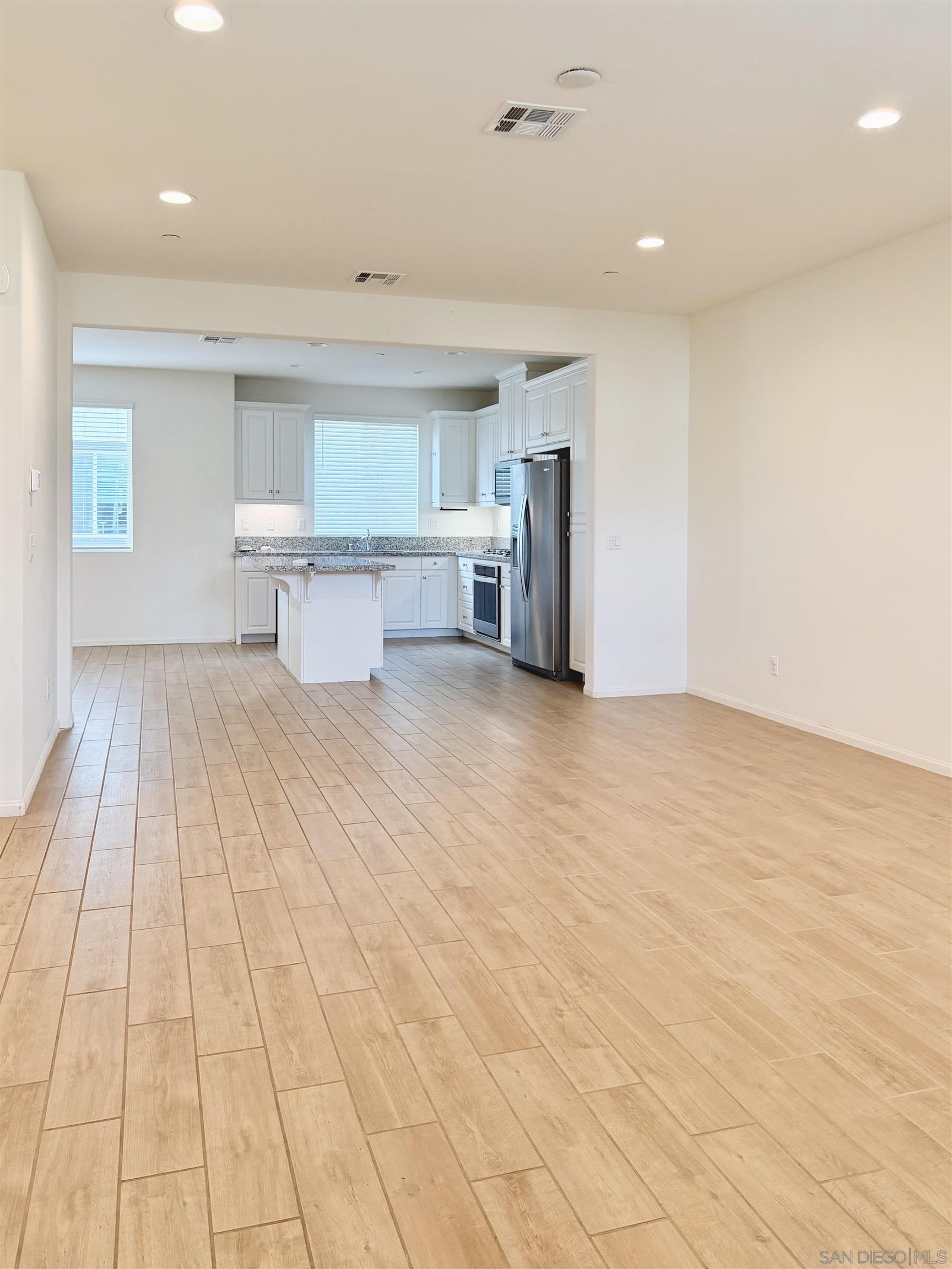 Detail Gallery Image 10 of 36 For 2451  Verano Way, Vista,  CA 92081 - 4 Beds | 3/1 Baths