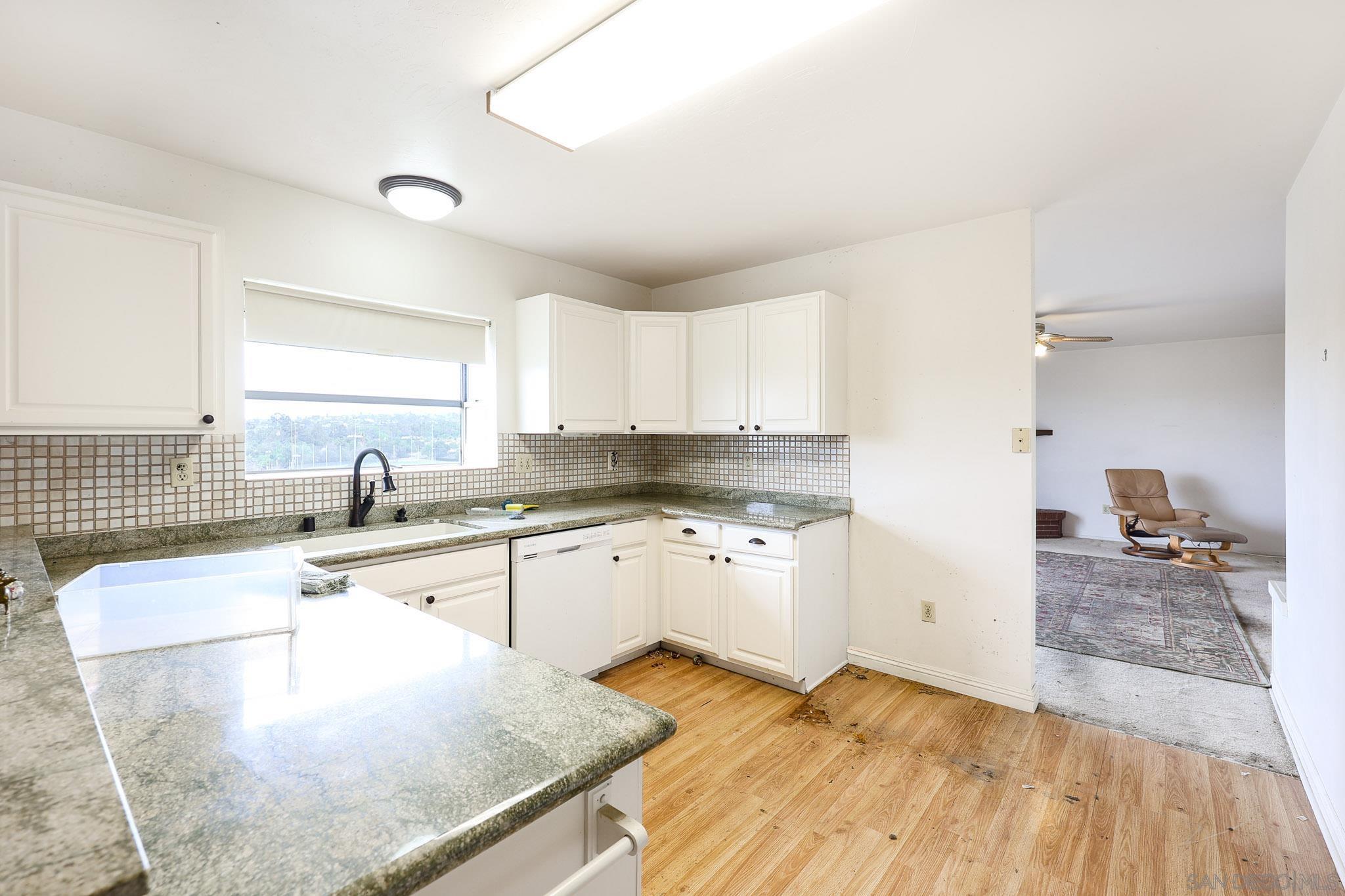 Detail Gallery Image 13 of 57 For 221  Colina Ter, Vista,  CA 92084 - 3 Beds | 2/1 Baths