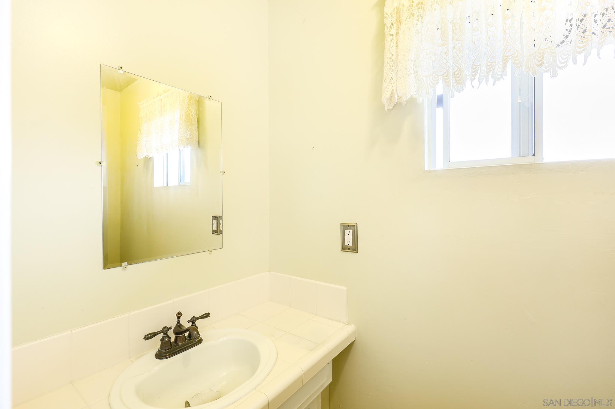 Detail Gallery Image 22 of 57 For 221  Colina Ter, Vista,  CA 92084 - 3 Beds | 2/1 Baths