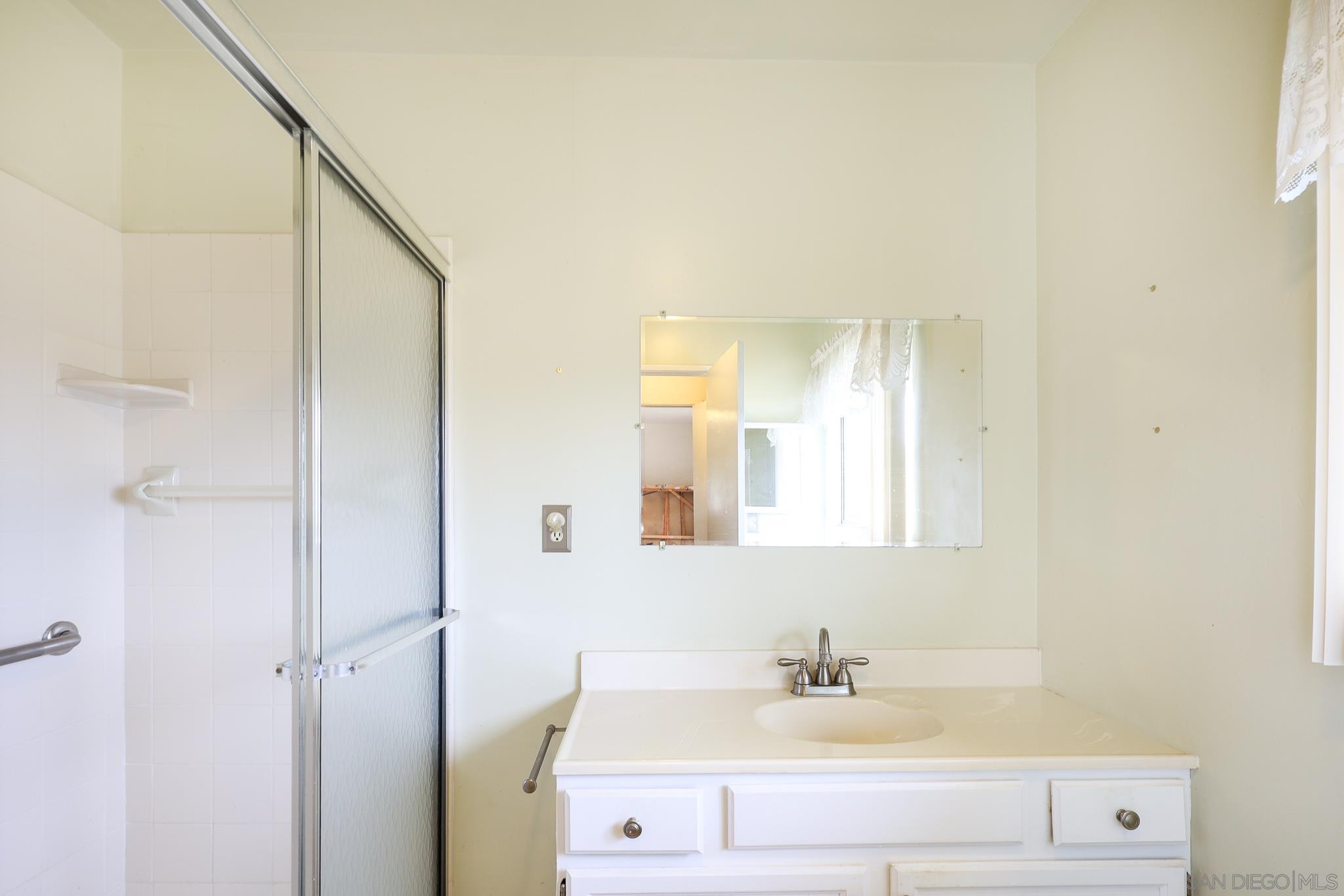 Detail Gallery Image 40 of 57 For 221  Colina Ter, Vista,  CA 92084 - 3 Beds | 2/1 Baths