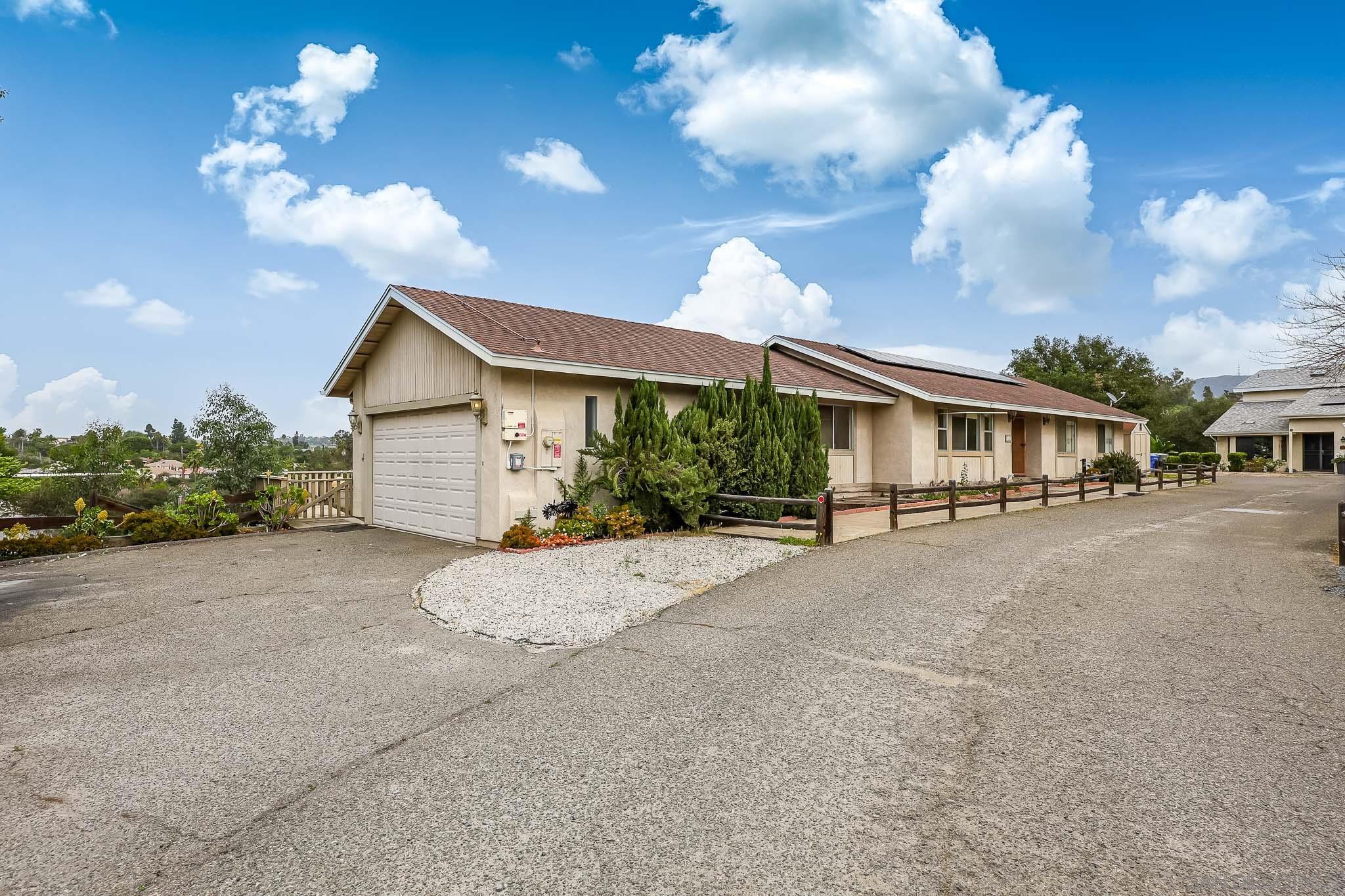 Detail Gallery Image 6 of 57 For 221  Colina Ter, Vista,  CA 92084 - 3 Beds | 2/1 Baths