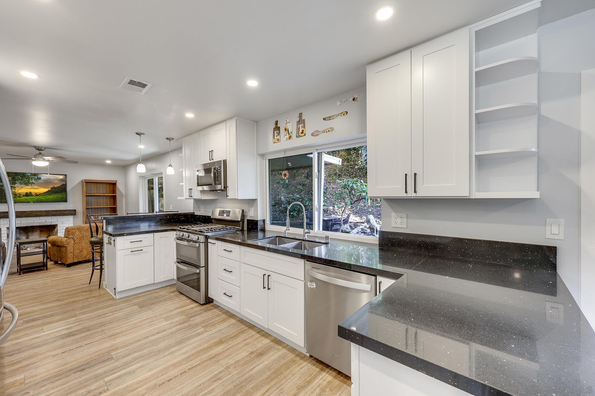 Detail Gallery Image 5 of 49 For 7923  Cinthia St, La Mesa,  CA 91941 - 5 Beds | 3 Baths