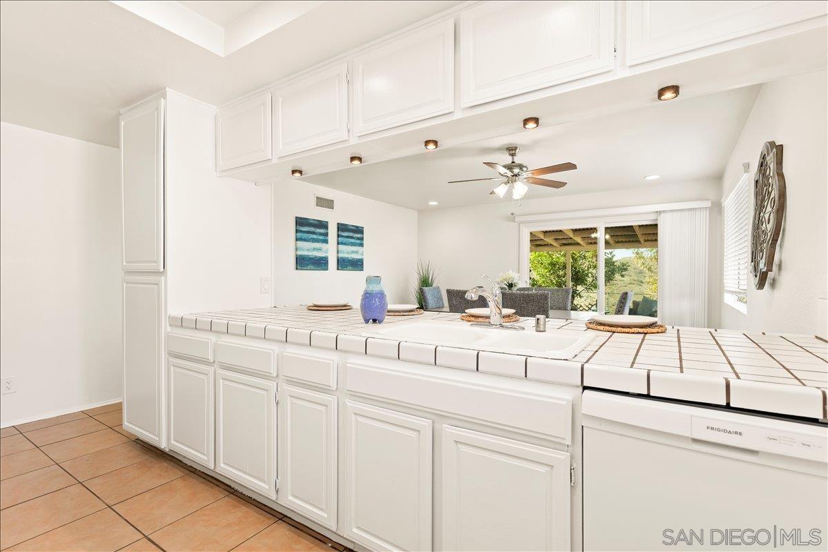 Detail Gallery Image 11 of 47 For 12448  Ridgeton Dr, Lakeside,  CA 92040 - 3 Beds | 2 Baths