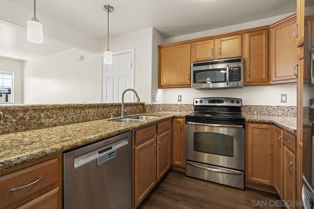 Detail Gallery Image 11 of 35 For 5252  Balboa Arms  #120,  San Diego,  CA 92117 - 2 Beds | 2 Baths