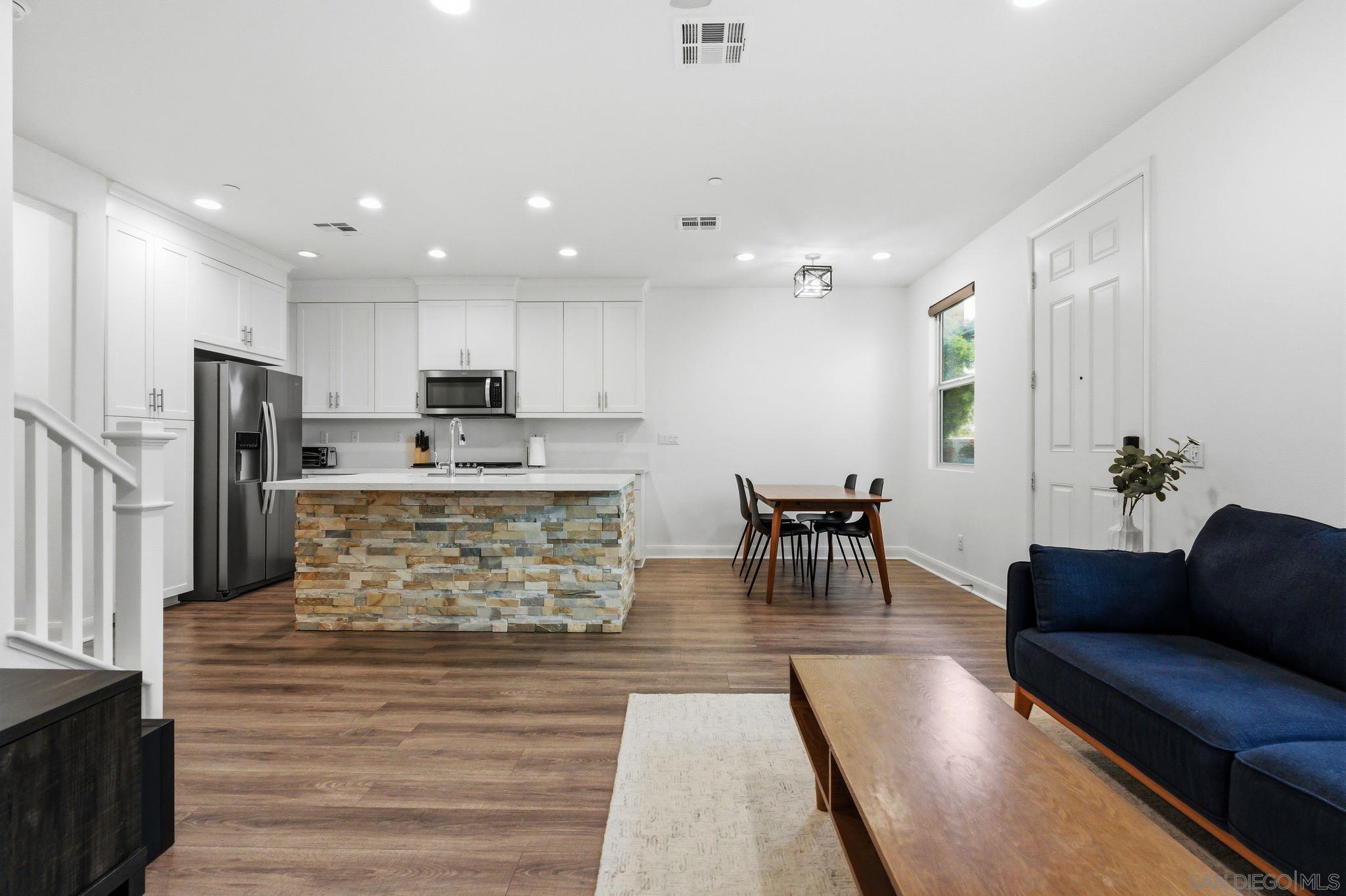 Detail Gallery Image 11 of 45 For 2464  Solara Lane, Vista,  CA 92081 - 3 Beds | 2/1 Baths