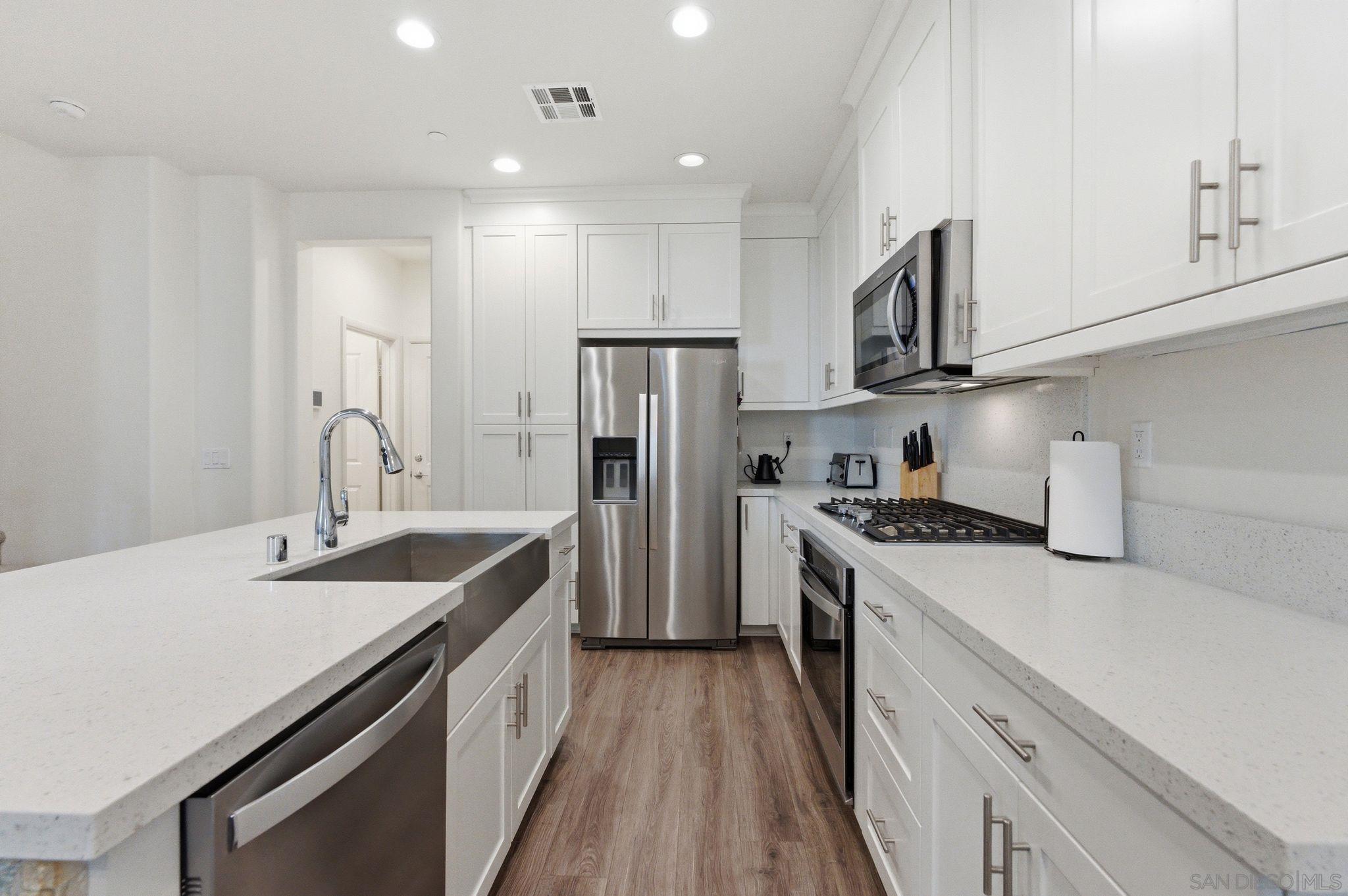 Detail Gallery Image 3 of 45 For 2464  Solara Lane, Vista,  CA 92081 - 3 Beds | 2/1 Baths