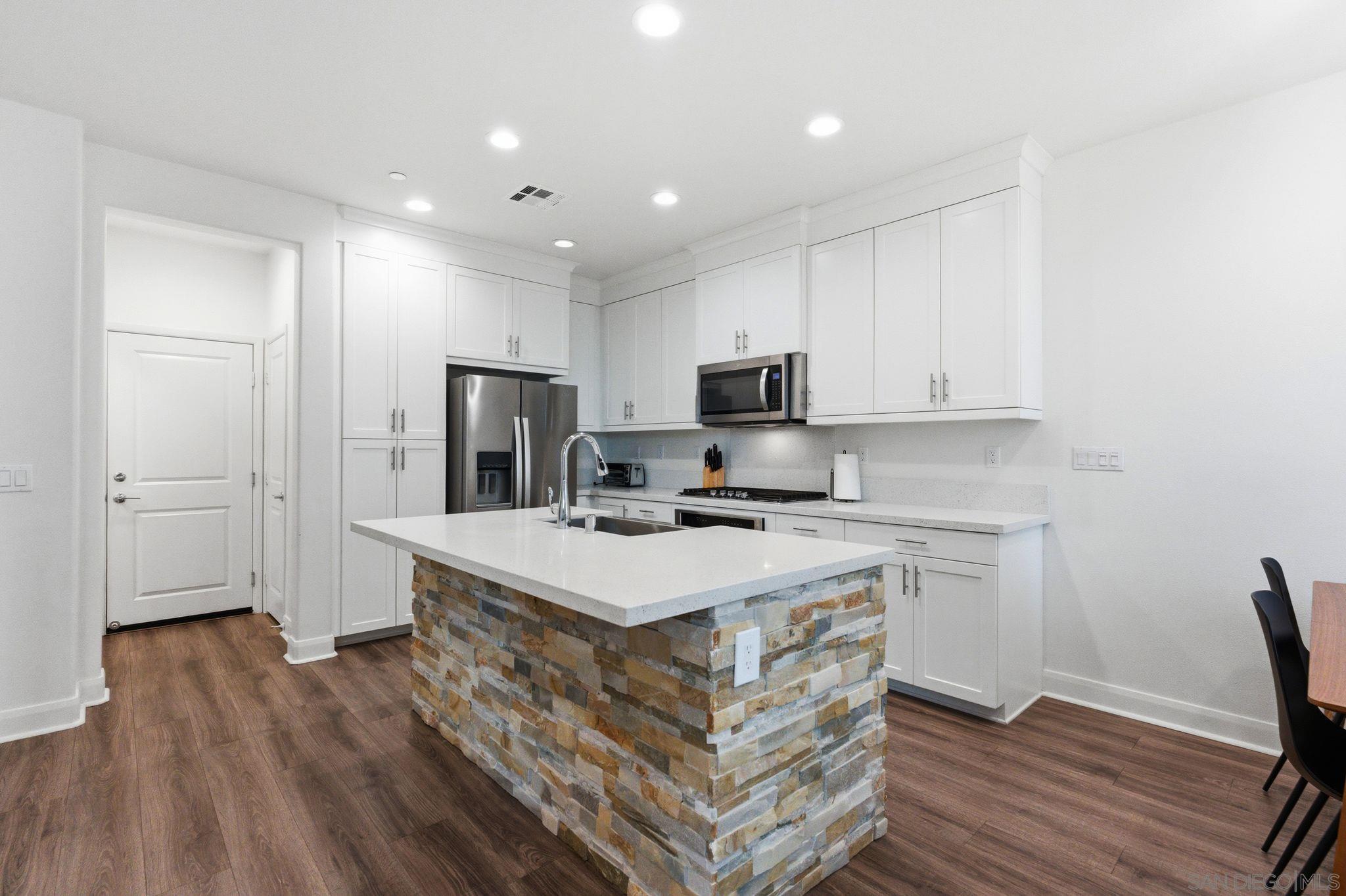 Detail Gallery Image 5 of 45 For 2464  Solara Lane, Vista,  CA 92081 - 3 Beds | 2/1 Baths