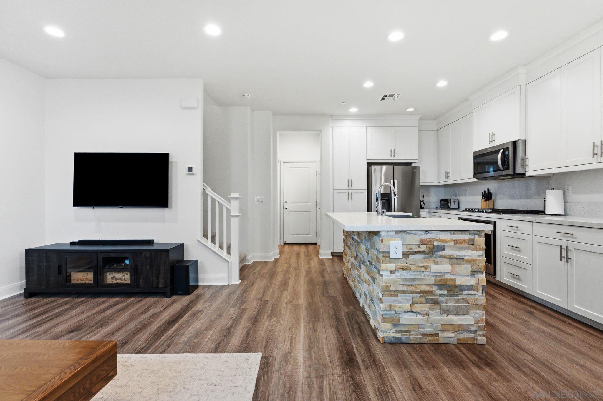 Detail Gallery Image 9 of 45 For 2464  Solara Lane, Vista,  CA 92081 - 3 Beds | 2/1 Baths