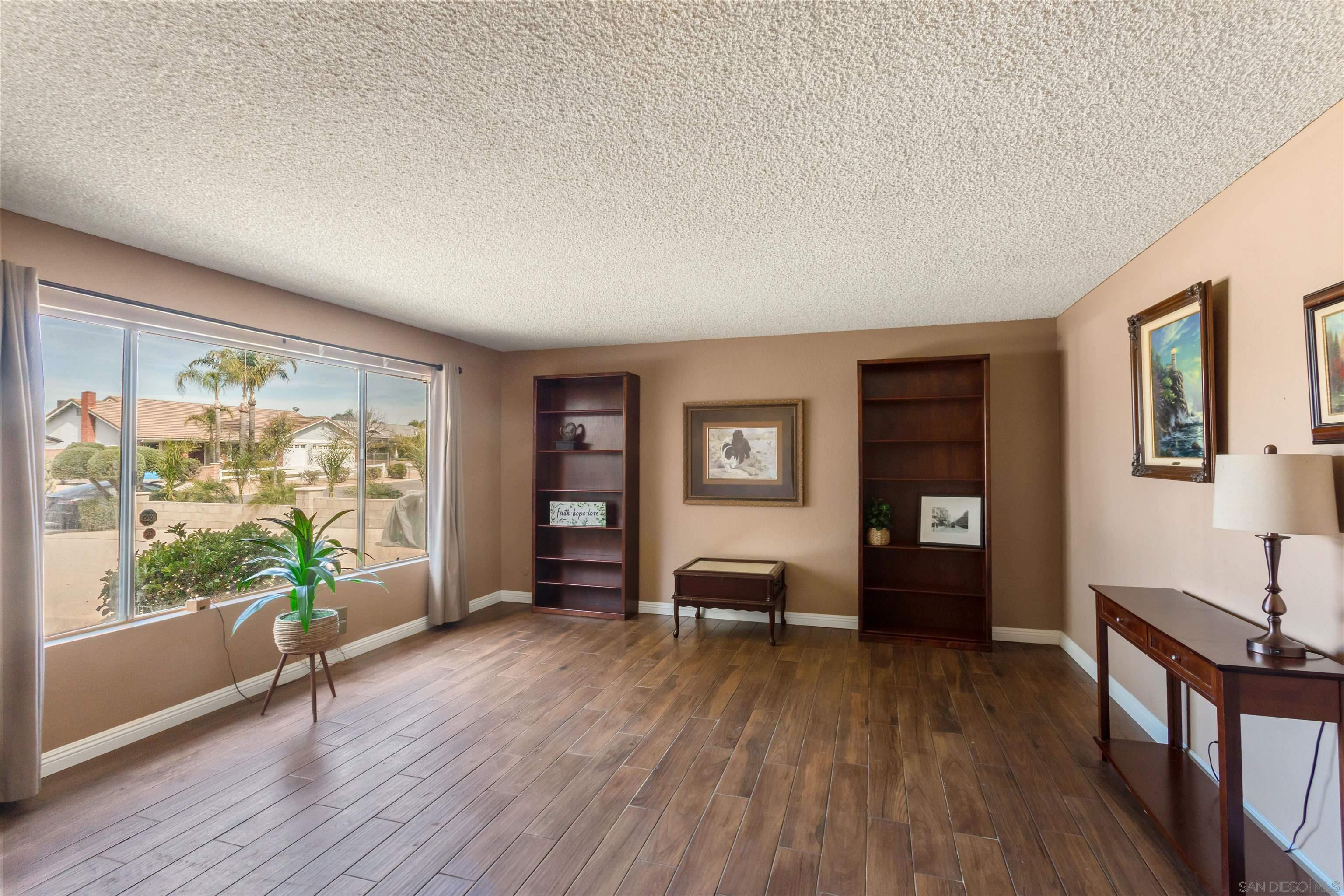 Detail Gallery Image 3 of 39 For 2910  Shadow Canyon Circle, Norco,  CA 92860 - 5 Beds | 2/1 Baths