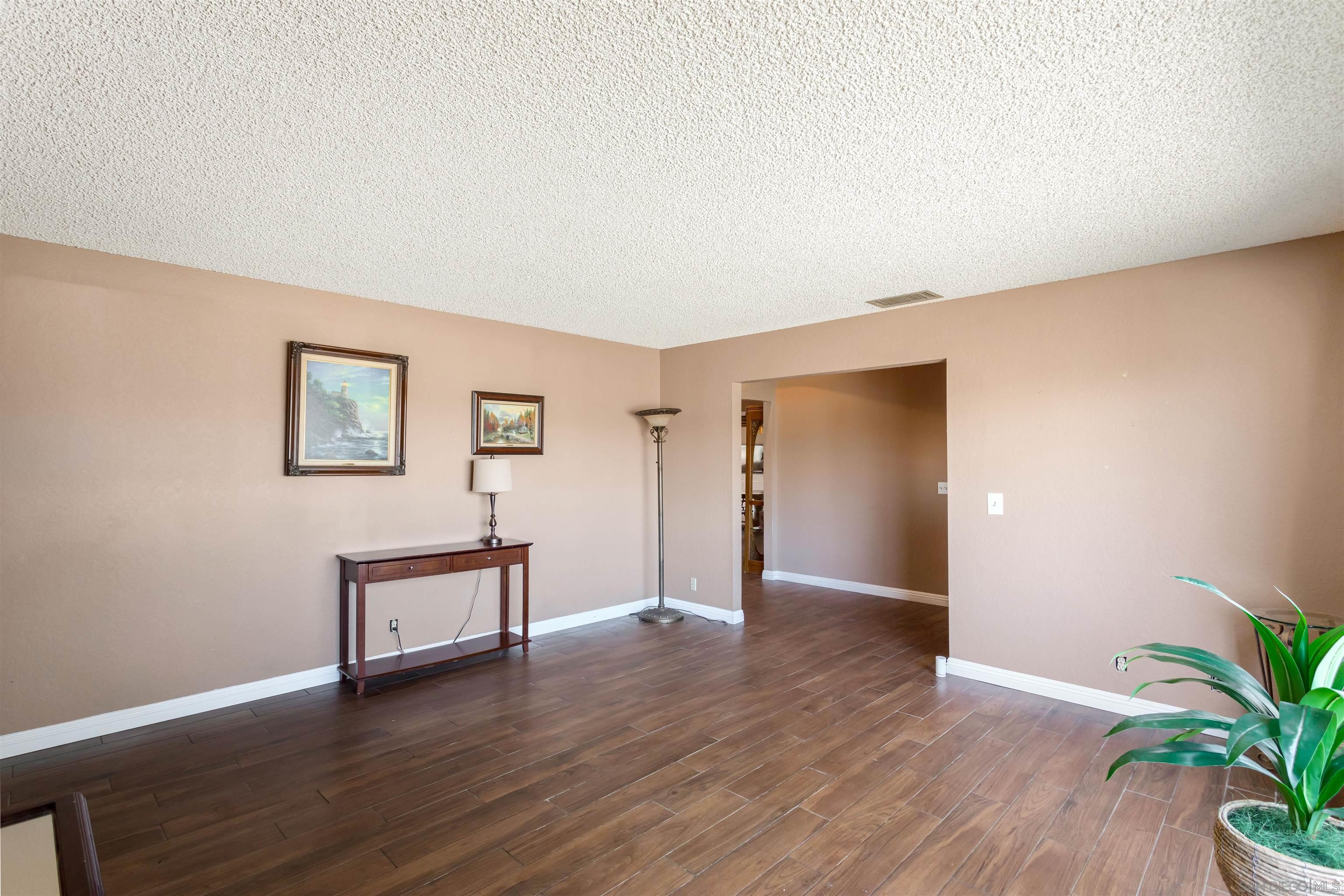 Detail Gallery Image 4 of 39 For 2910  Shadow Canyon Circle, Norco,  CA 92860 - 5 Beds | 2/1 Baths