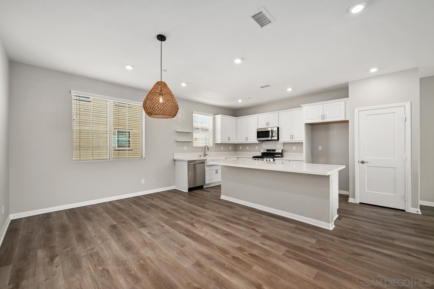 Detail Gallery Image 11 of 30 For 1515  Fig Tree Way, Oceanside,  CA 92056 - 3 Beds | 2/1 Baths