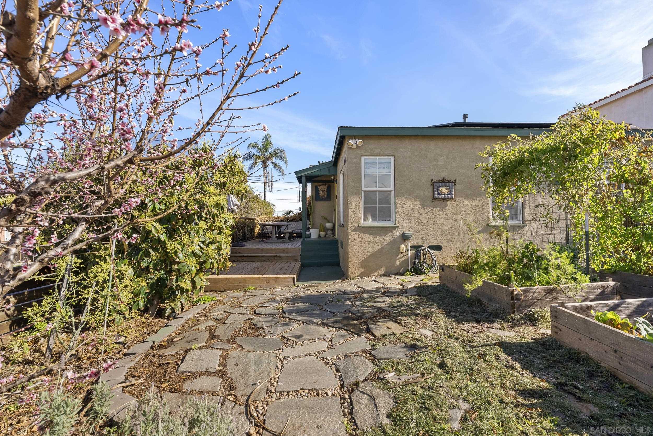 Detail Gallery Image 2 of 29 For 2003  Ebers Street, San Diego,  CA 92107 - 2 Beds | 1/1 Baths