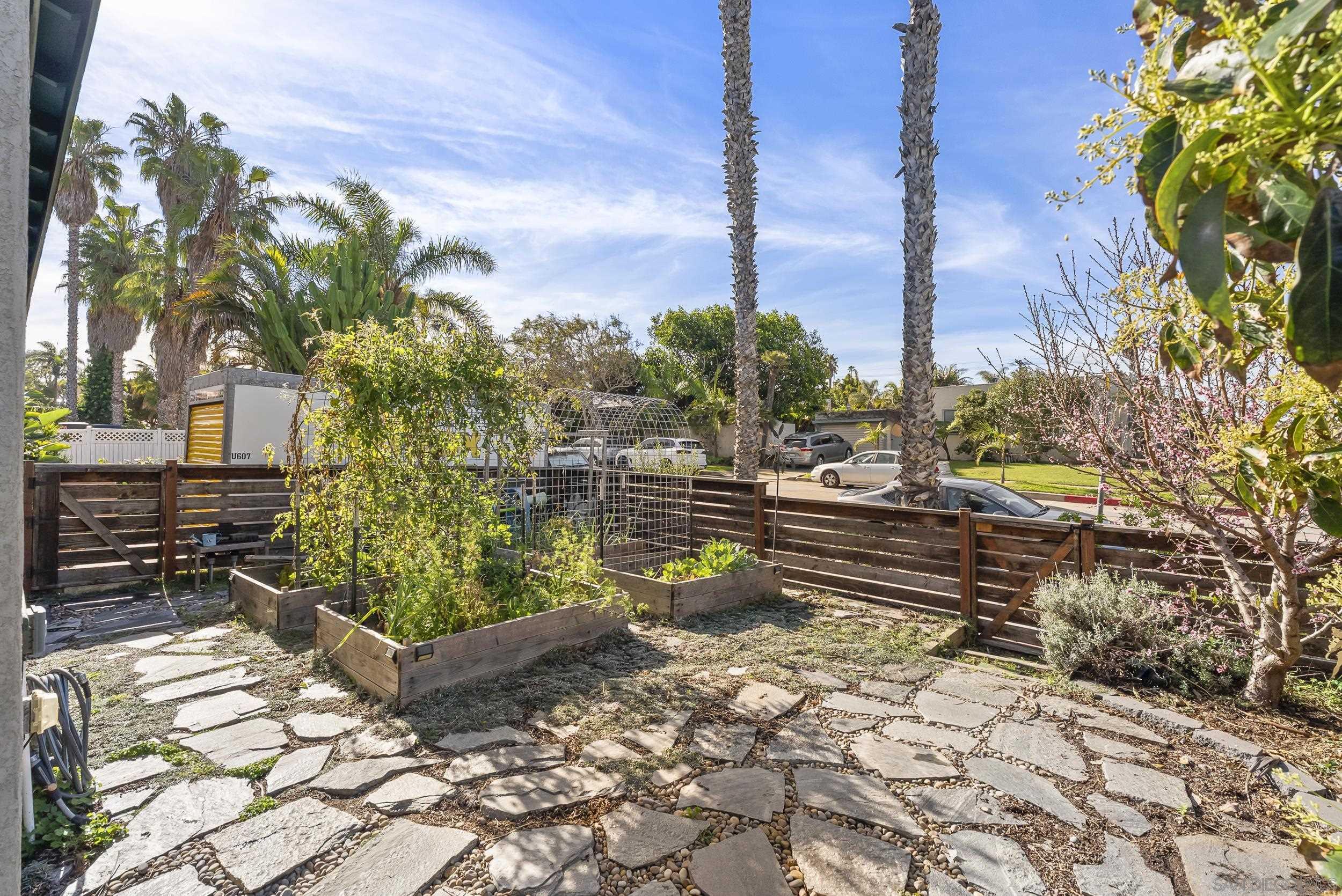 Detail Gallery Image 3 of 29 For 2003  Ebers Street, San Diego,  CA 92107 - 2 Beds | 1/1 Baths