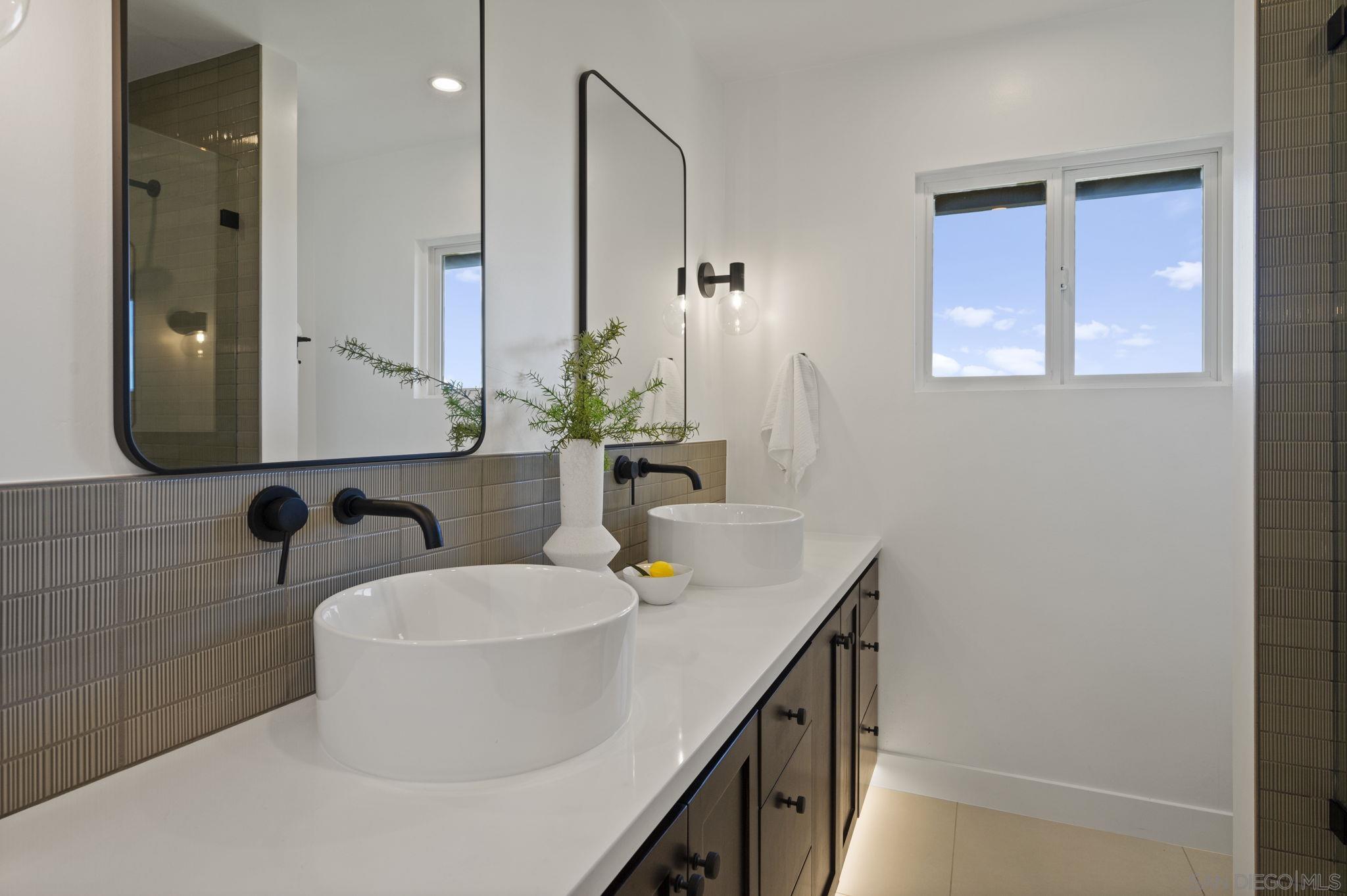 Detail Gallery Image 13 of 62 For 11228  Constellation Dr., El Cajon,  CA 92020 - 5 Beds | 3/1 Baths