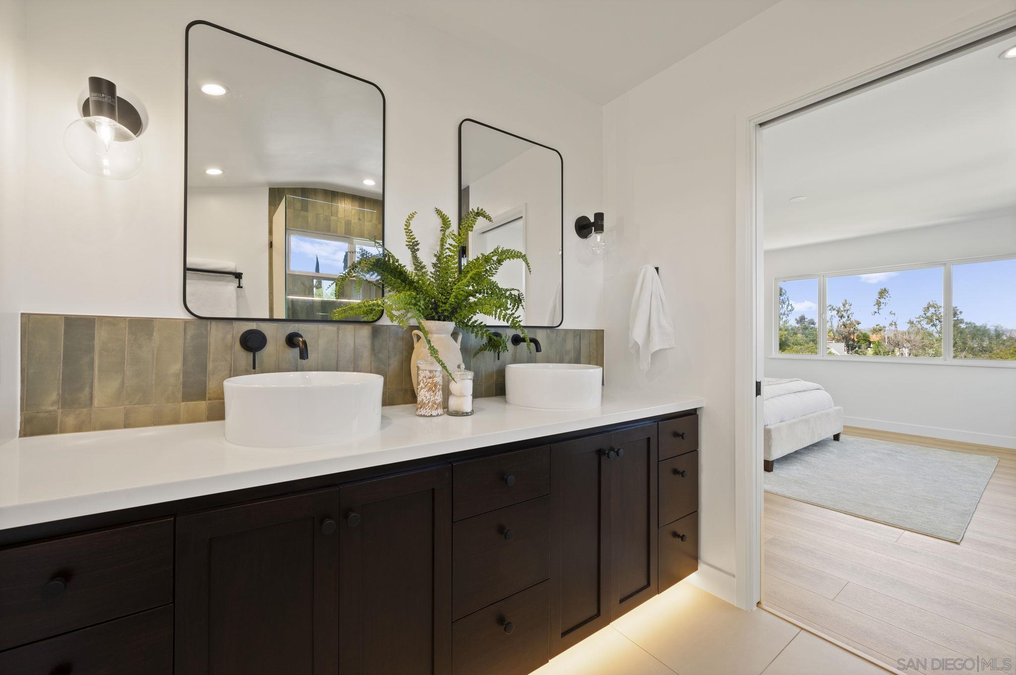 Detail Gallery Image 10 of 62 For 11228  Constellation Dr., El Cajon,  CA 92020 - 5 Beds | 3/1 Baths