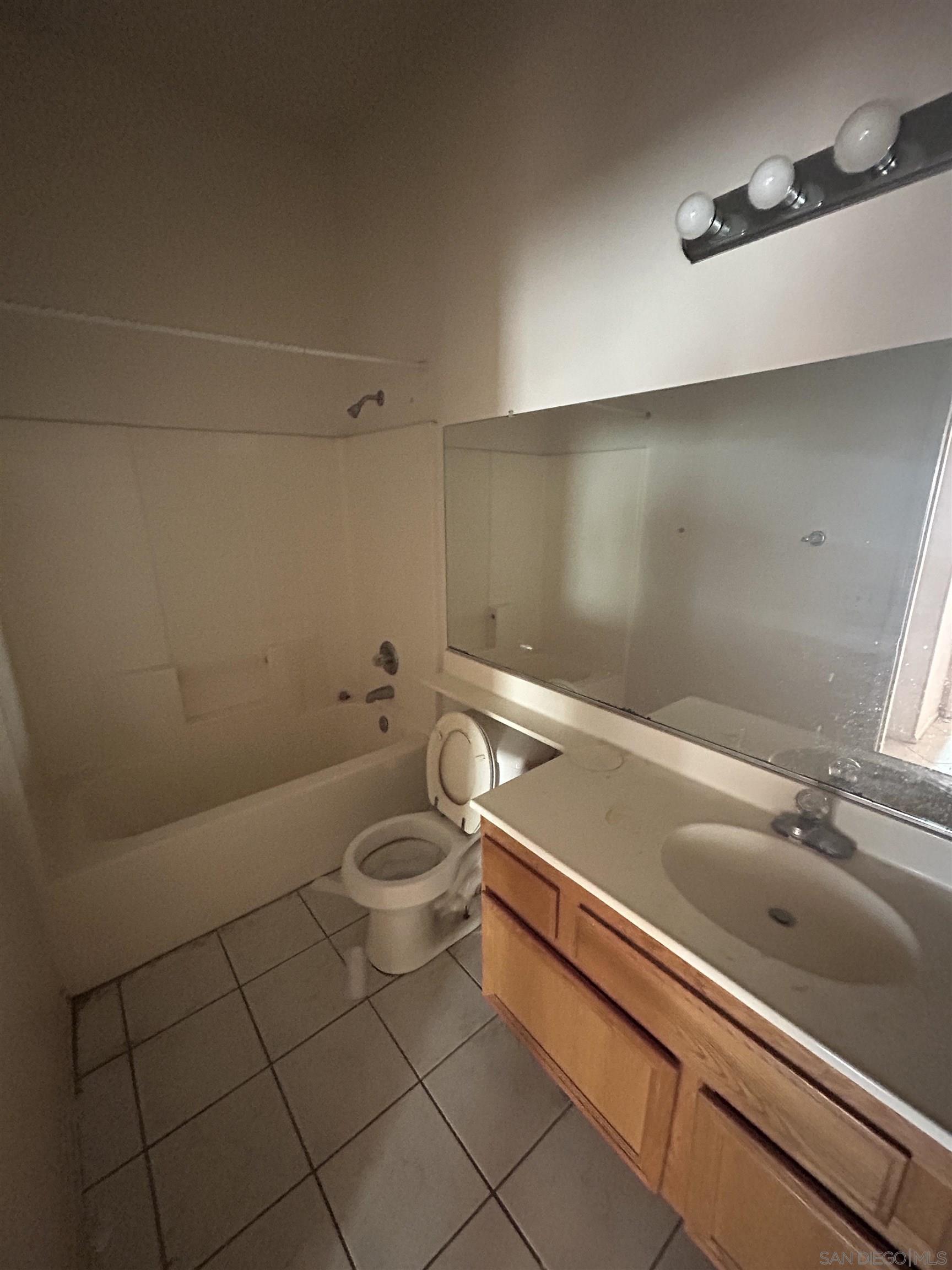 Detail Gallery Image 12 of 18 For 505  Portico Dr, Oceanside,  CA 92058 - 4 Beds | 2 Baths