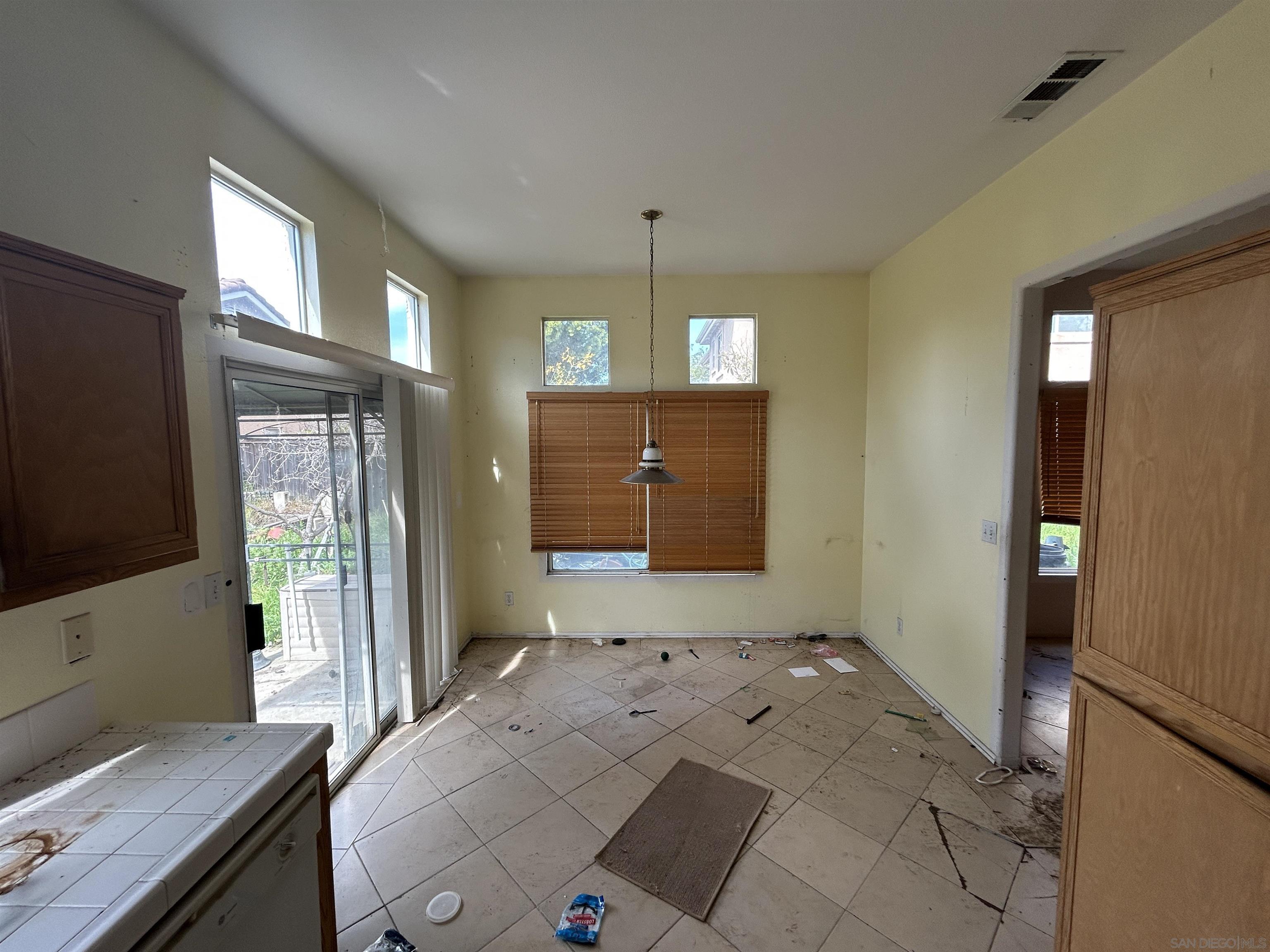 Detail Gallery Image 6 of 18 For 505  Portico Dr, Oceanside,  CA 92058 - 4 Beds | 2 Baths