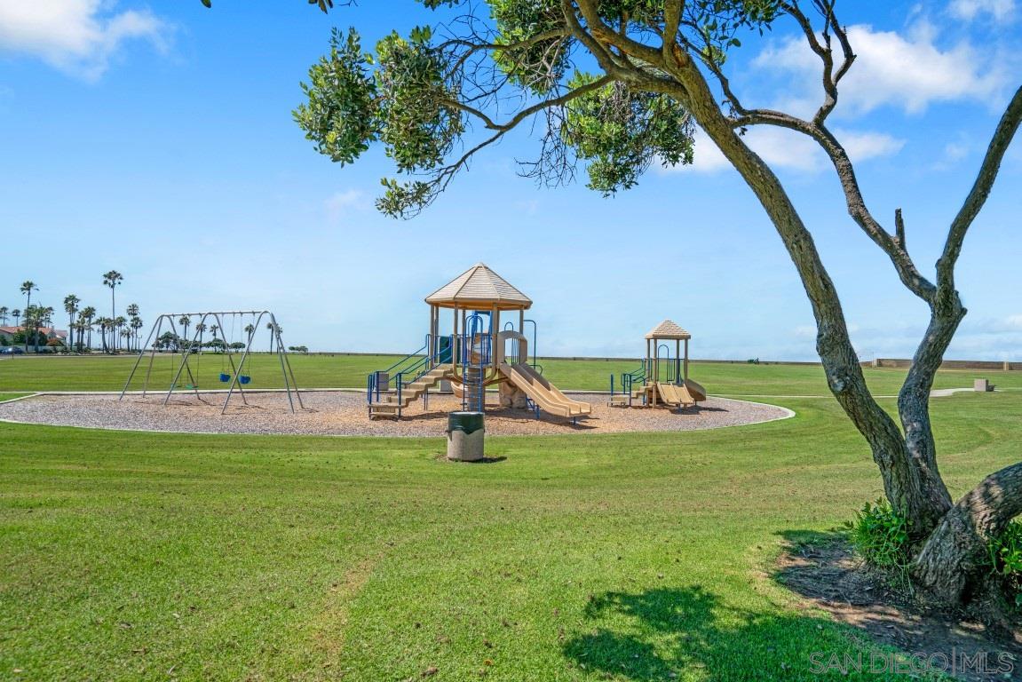 Detail Gallery Image 8 of 17 For 82  Kingston Ct, Coronado,  CA 92118 - 2 Beds | 2 Baths