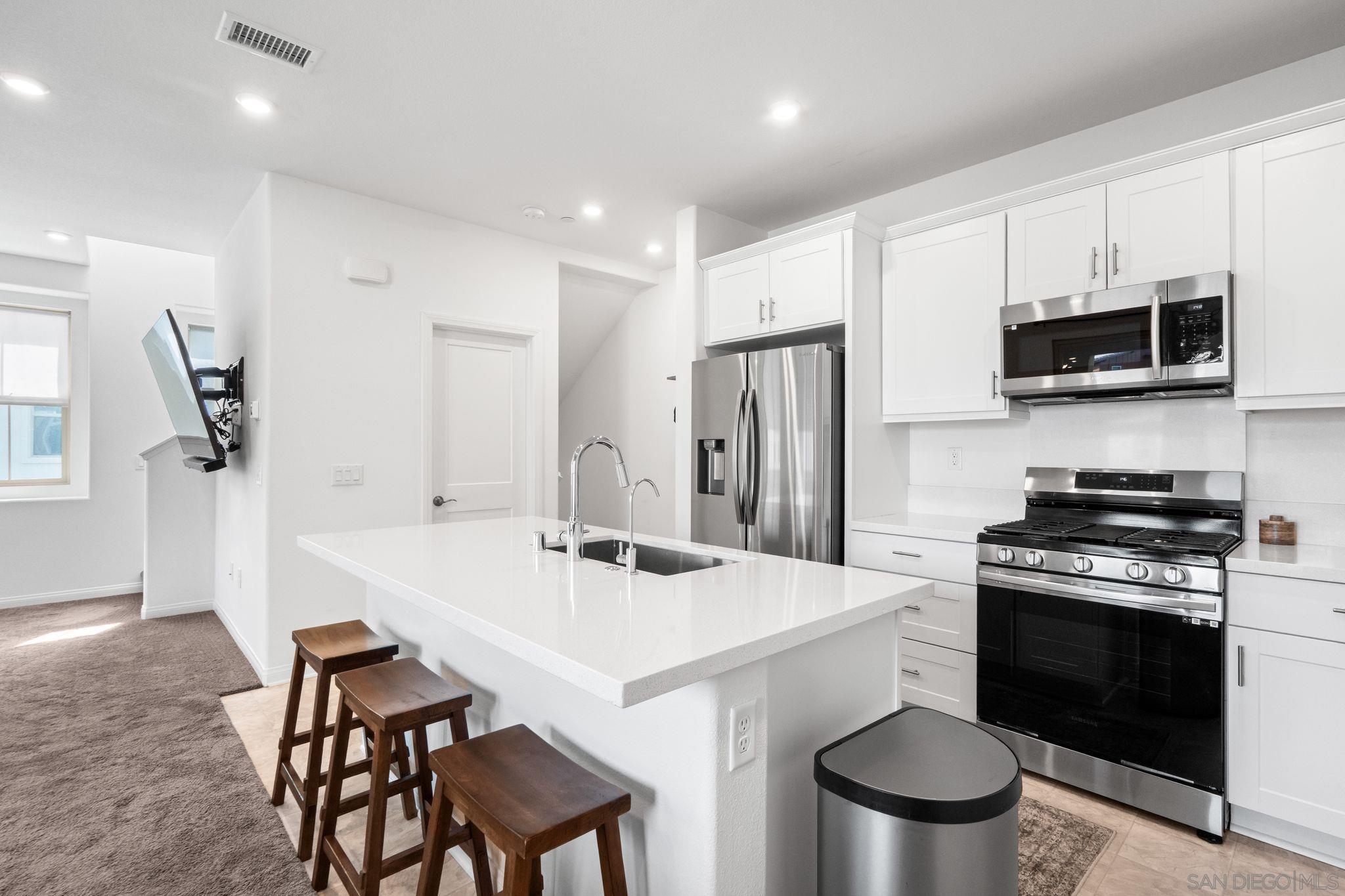 Detail Gallery Image 7 of 40 For 1549  Fig Tree Way, Oceanside,  CA 92056 - 2 Beds | 2/1 Baths