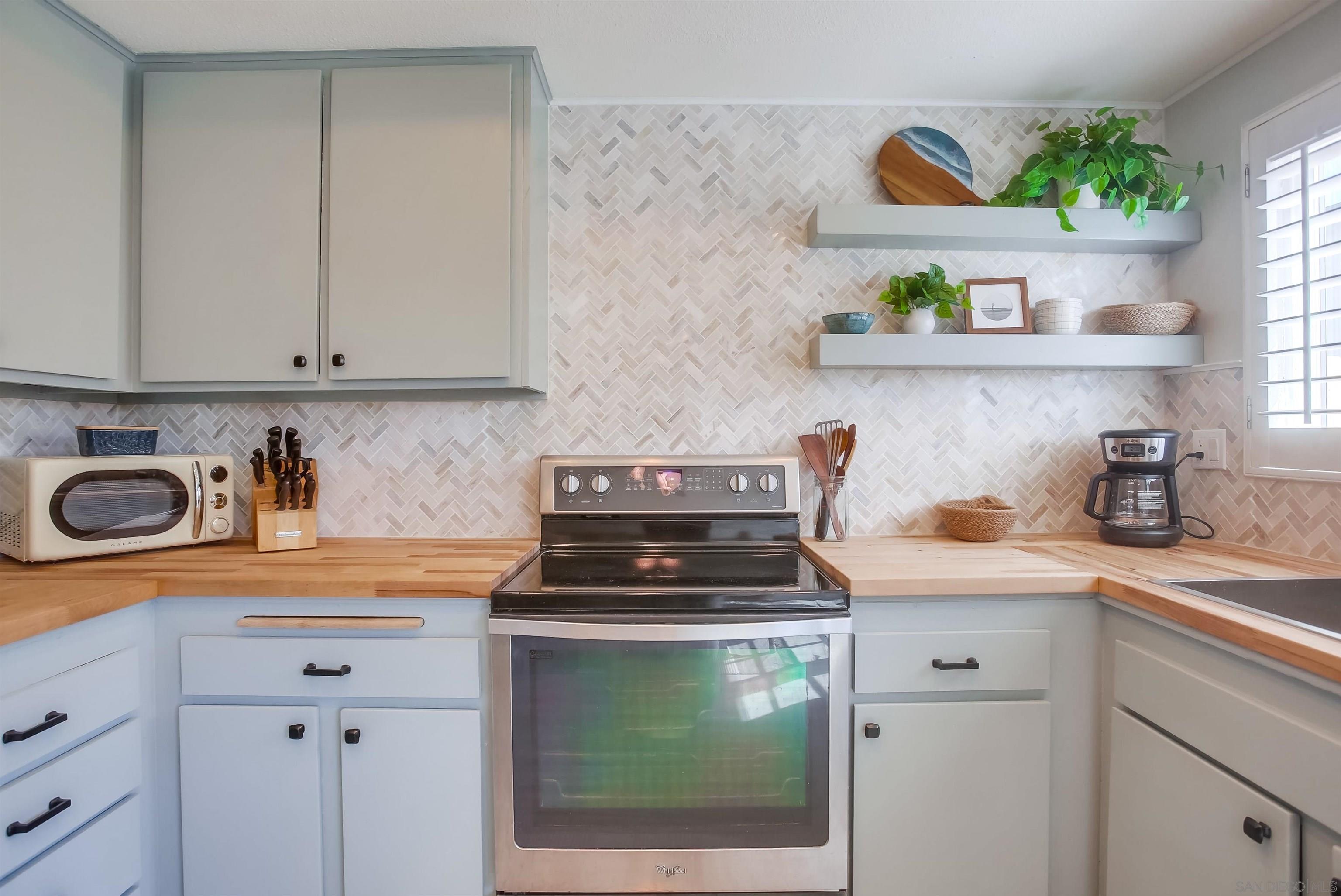 Detail Gallery Image 10 of 28 For 3466  Thunder Dr, Oceanside,  CA 92056 - 2 Beds | 1/1 Baths