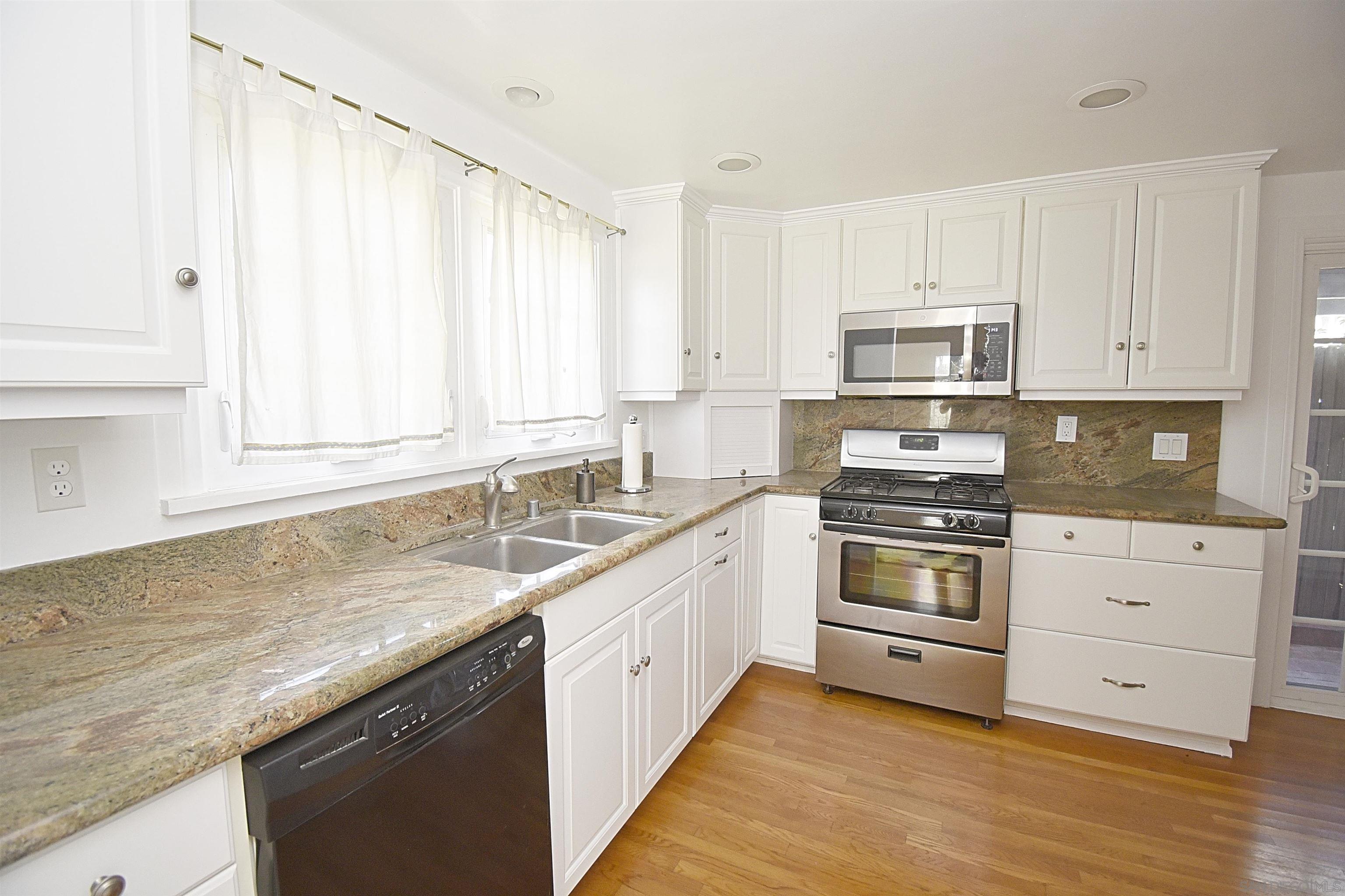 Detail Gallery Image 13 of 73 For 4778  Panorama Drive, San Diego,  CA 92116 - 6 Beds | 2 Baths