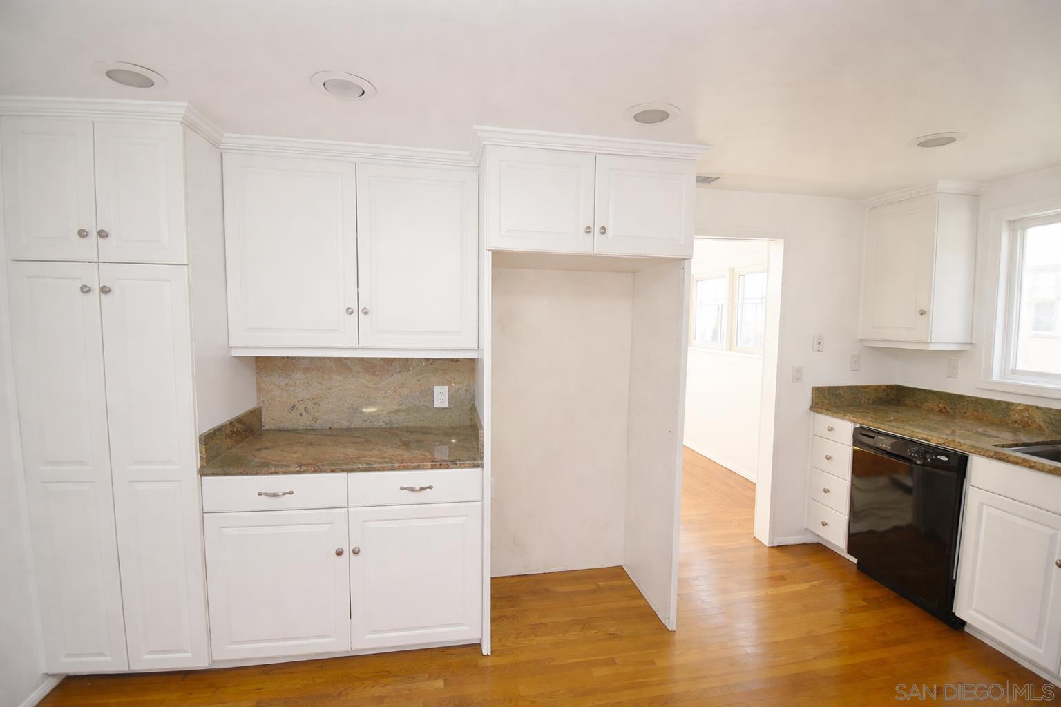 Detail Gallery Image 14 of 73 For 4778  Panorama Drive, San Diego,  CA 92116 - 6 Beds | 2 Baths