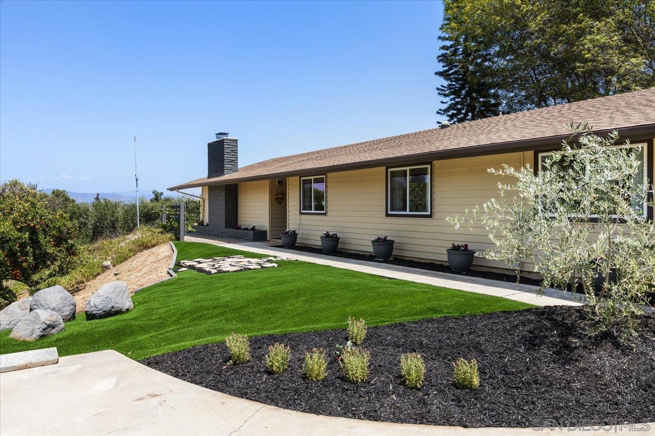 Detail Gallery Image 2 of 49 For 1109  via La Cuesta, Escondido,  CA 92029 - 4 Beds | 2 Baths