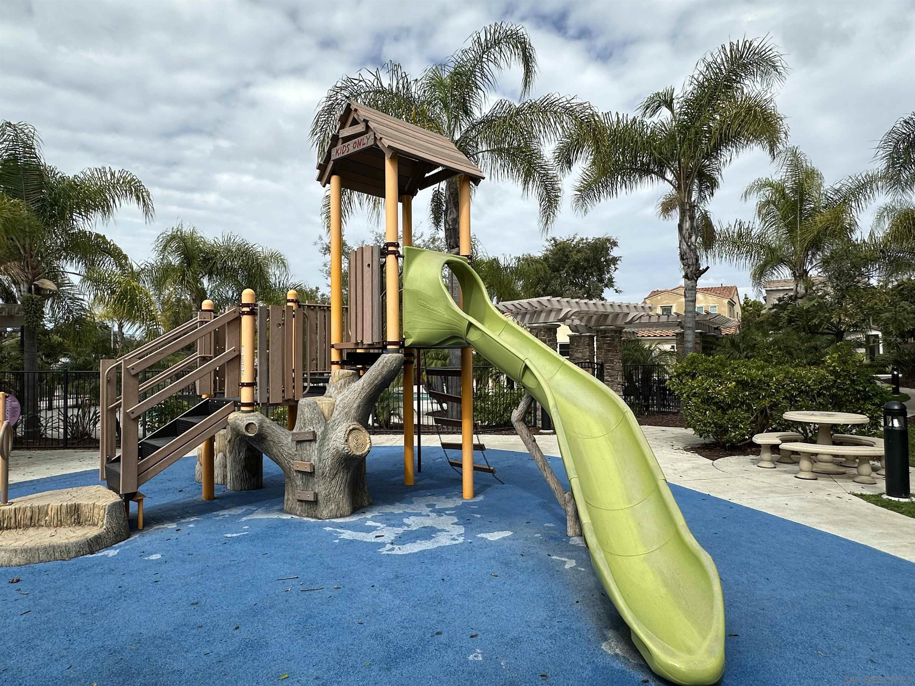 Detail Gallery Image 2 of 27 For 2076  Blue Oak Lane, Vista,  CA 92084 - 3 Beds | 2/1 Baths