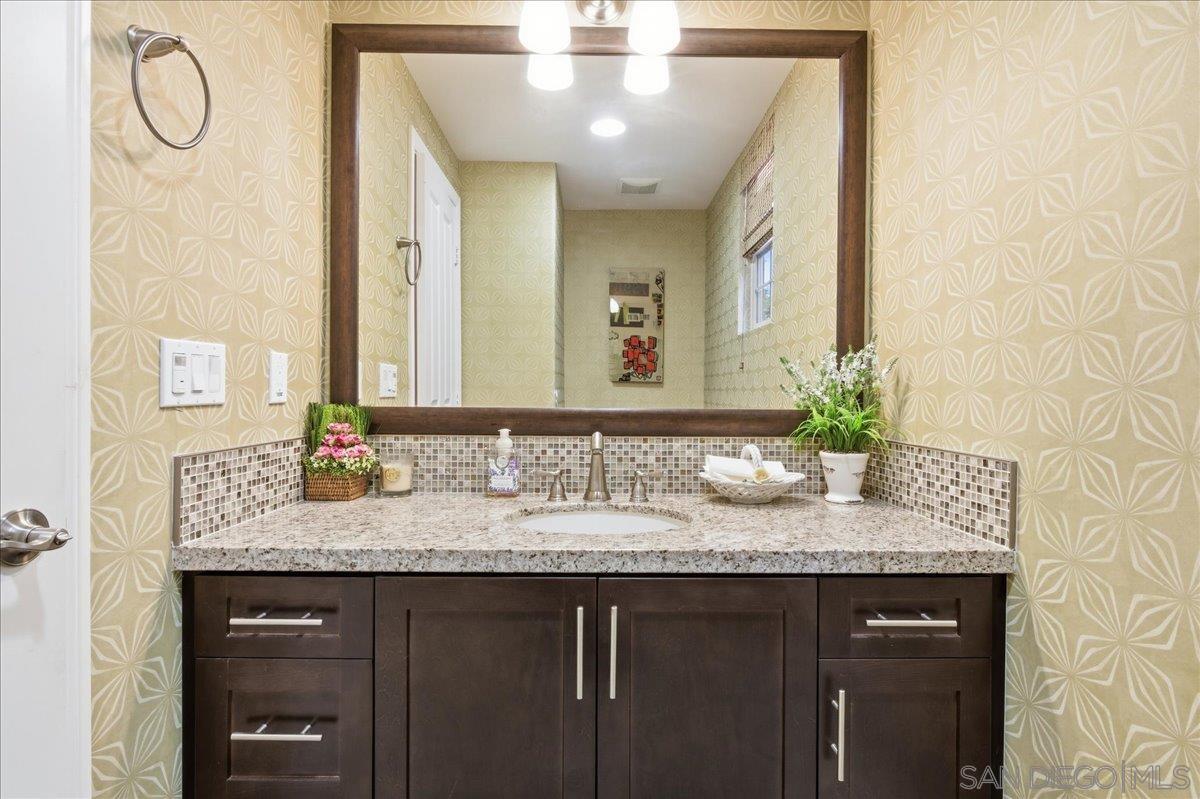 Detail Gallery Image 11 of 27 For 2076  Blue Oak Lane, Vista,  CA 92084 - 3 Beds | 2/1 Baths