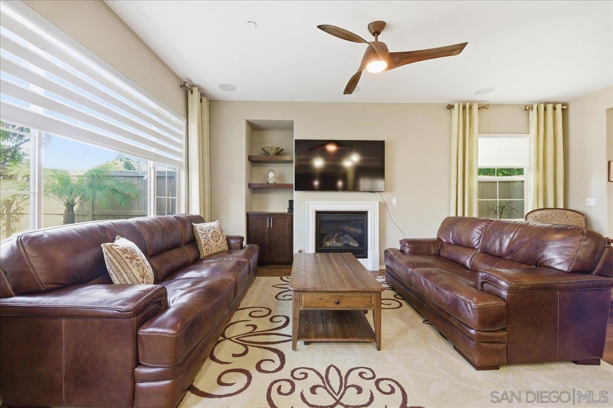 Detail Gallery Image 3 of 27 For 2076  Blue Oak Lane, Vista,  CA 92084 - 3 Beds | 2/1 Baths