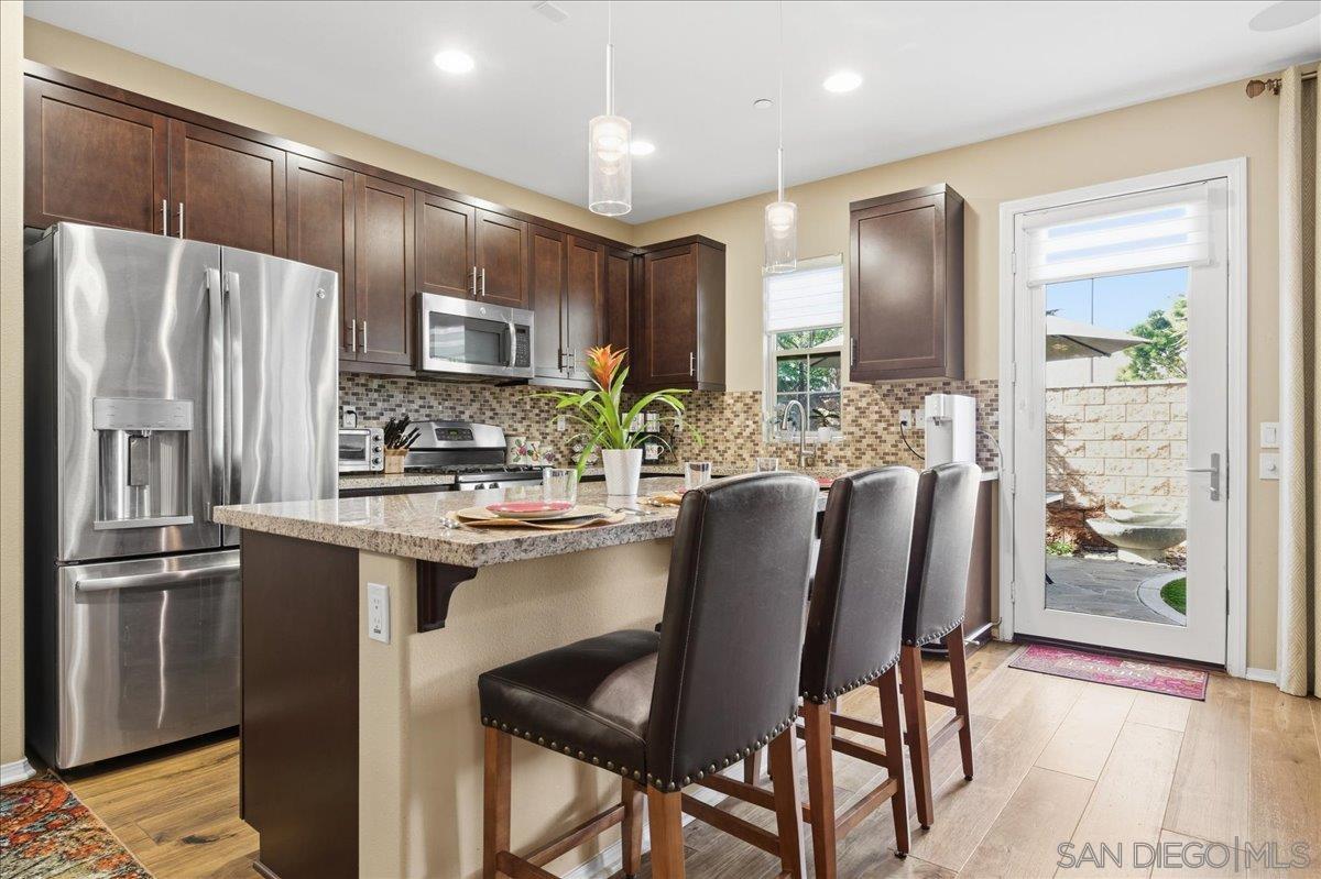 Detail Gallery Image 4 of 27 For 2076  Blue Oak Lane, Vista,  CA 92084 - 3 Beds | 2/1 Baths