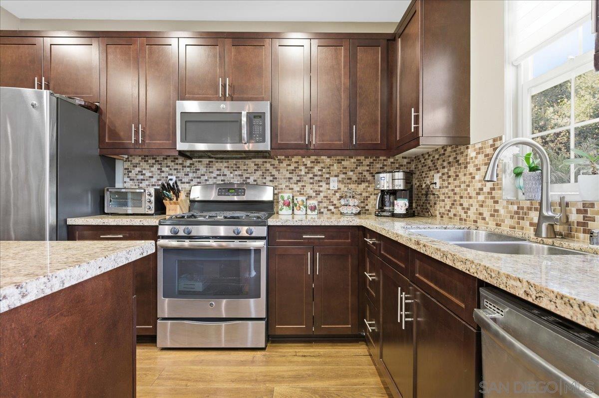 Detail Gallery Image 5 of 27 For 2076  Blue Oak Lane, Vista,  CA 92084 - 3 Beds | 2/1 Baths