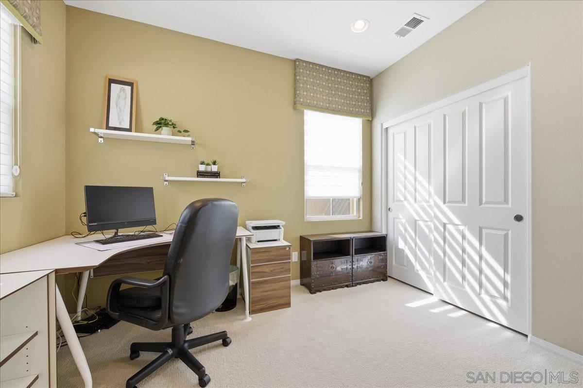 Detail Gallery Image 7 of 27 For 2076  Blue Oak Lane, Vista,  CA 92084 - 3 Beds | 2/1 Baths