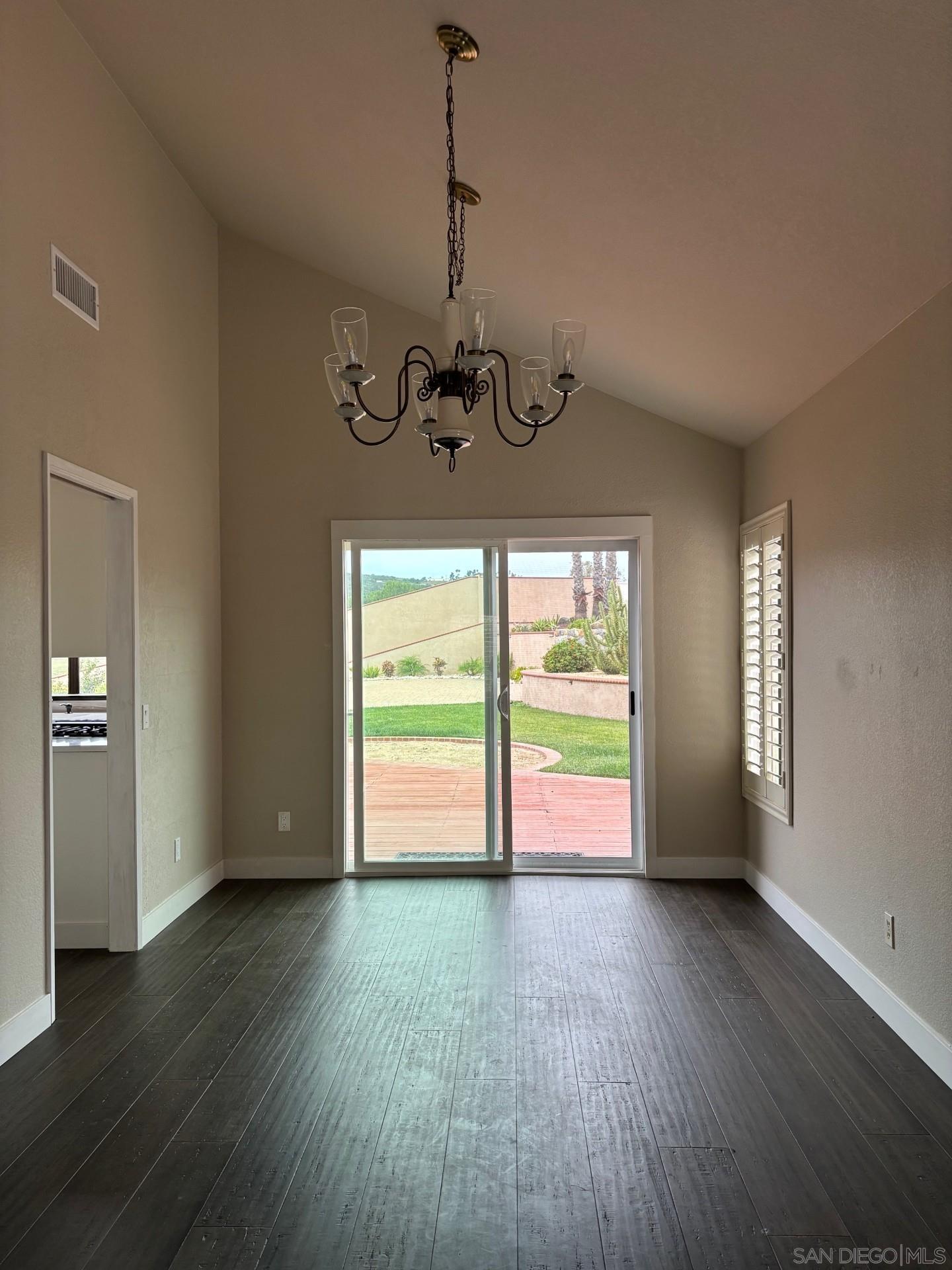 Detail Gallery Image 5 of 55 For 672  Chateau Place, Escondido,  CA 92029 - 4 Beds | 3 Baths