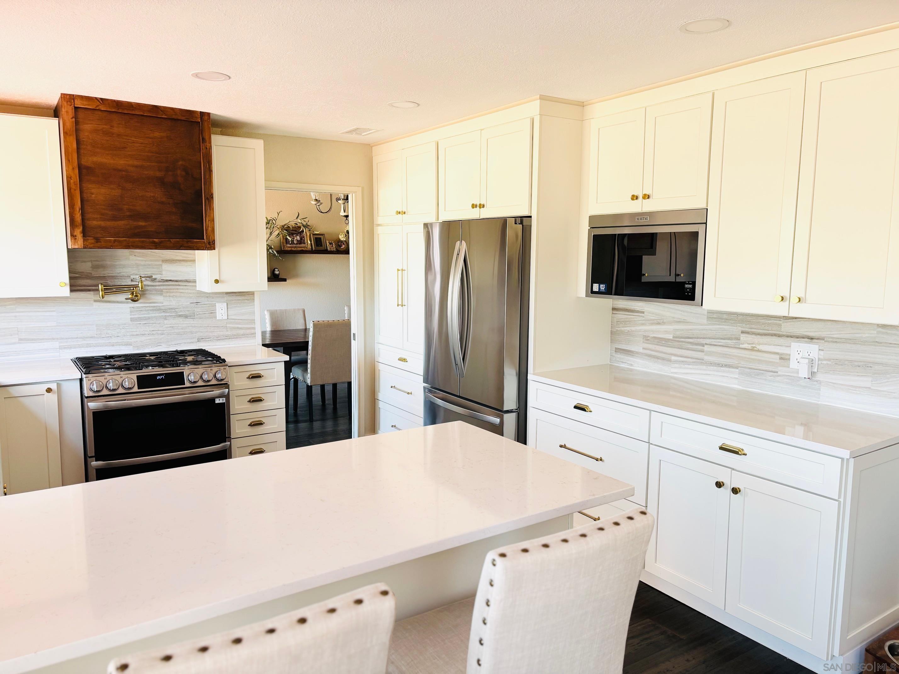 Detail Gallery Image 9 of 55 For 672  Chateau Place, Escondido,  CA 92029 - 4 Beds | 3 Baths