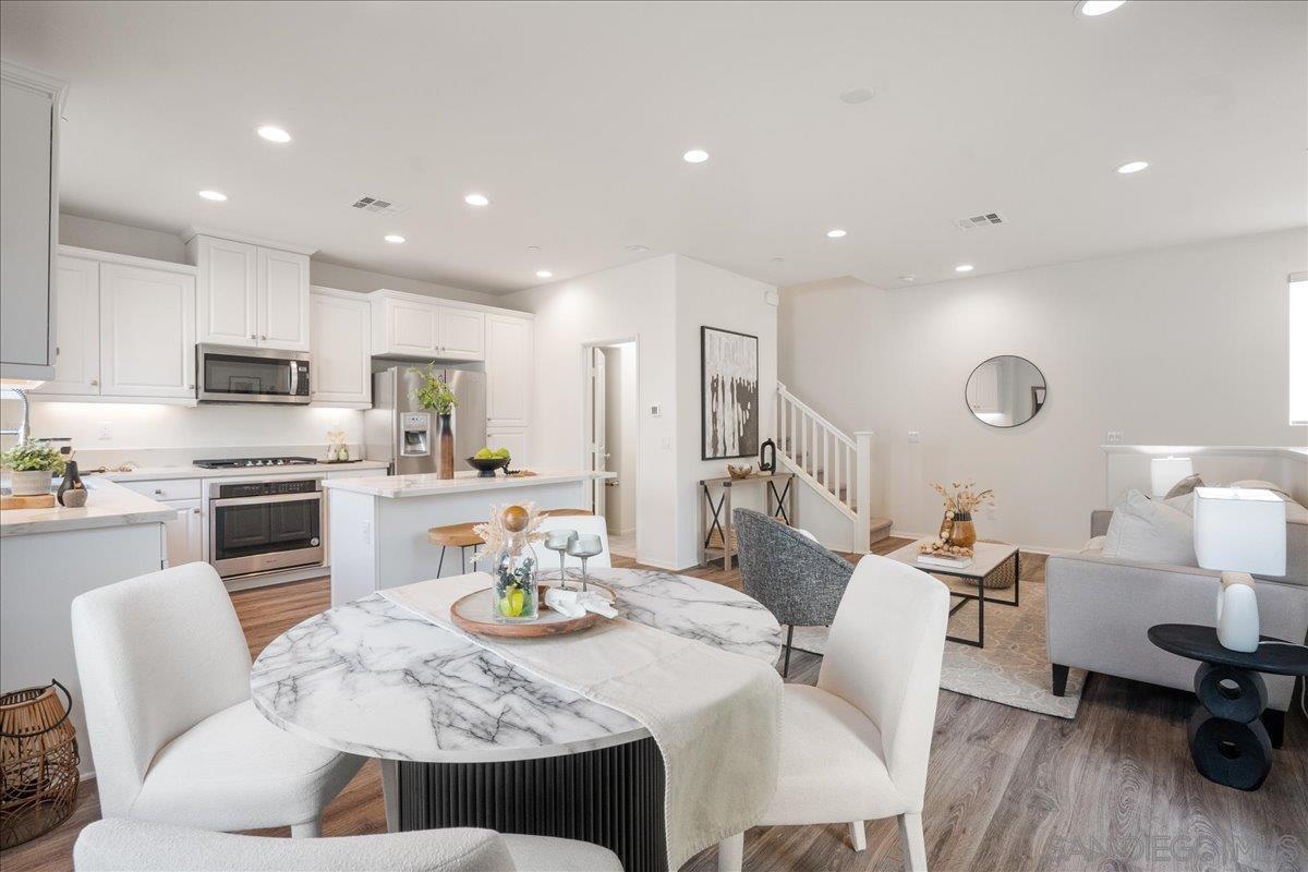 Detail Gallery Image 2 of 34 For 2325  Verano Way, Vista,  CA 92081 - 2 Beds | 2/1 Baths