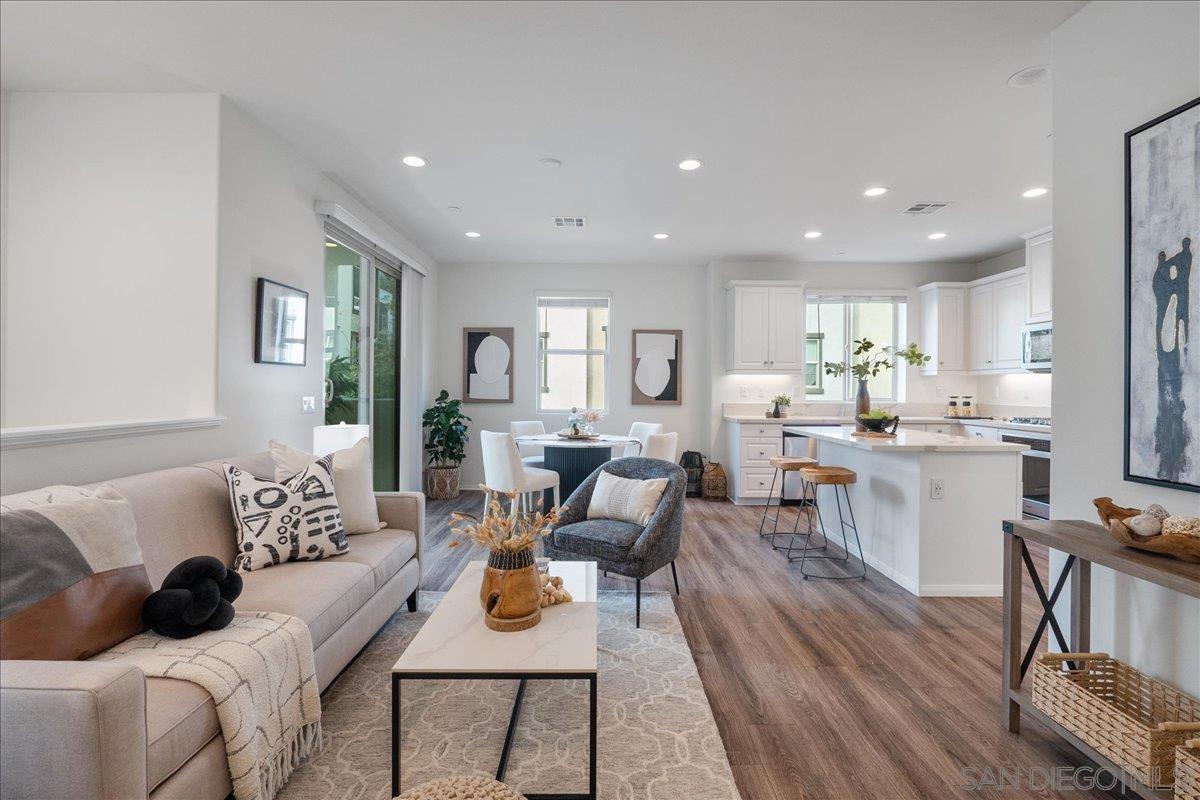 Detail Gallery Image 3 of 34 For 2325  Verano Way, Vista,  CA 92081 - 2 Beds | 2/1 Baths