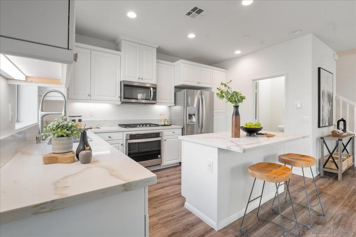 Detail Gallery Image 4 of 34 For 2325  Verano Way, Vista,  CA 92081 - 2 Beds | 2/1 Baths