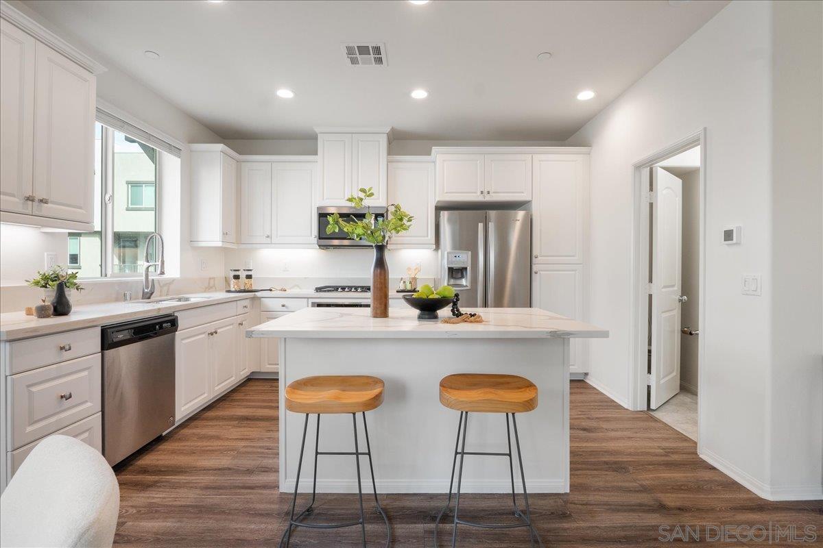 Detail Gallery Image 8 of 34 For 2325  Verano Way, Vista,  CA 92081 - 2 Beds | 2/1 Baths