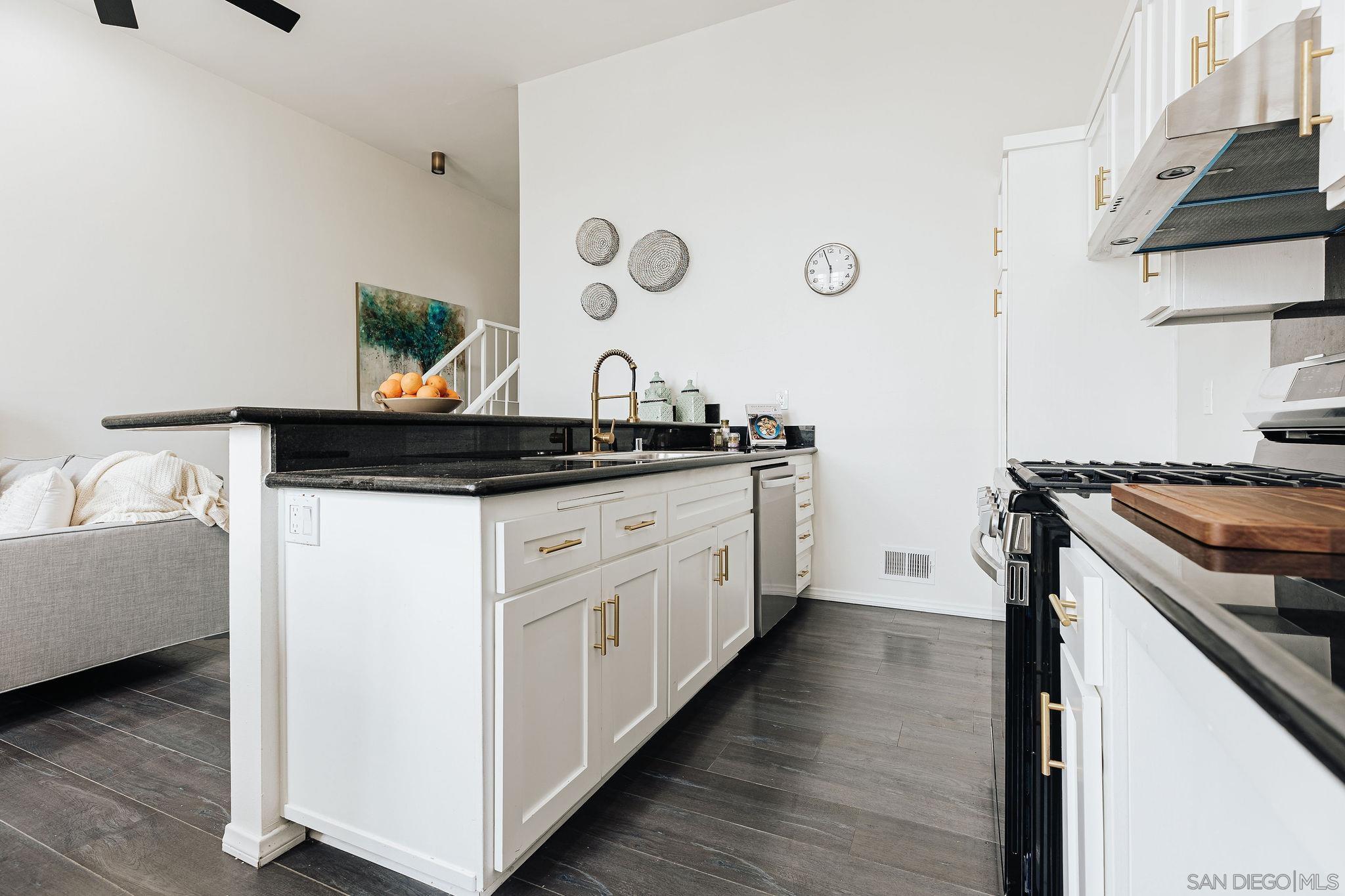 Detail Gallery Image 13 of 50 For 4652  Don Lorenzo Dr  a,  Los Angeles,  CA 90008 - 3 Beds | 3 Baths