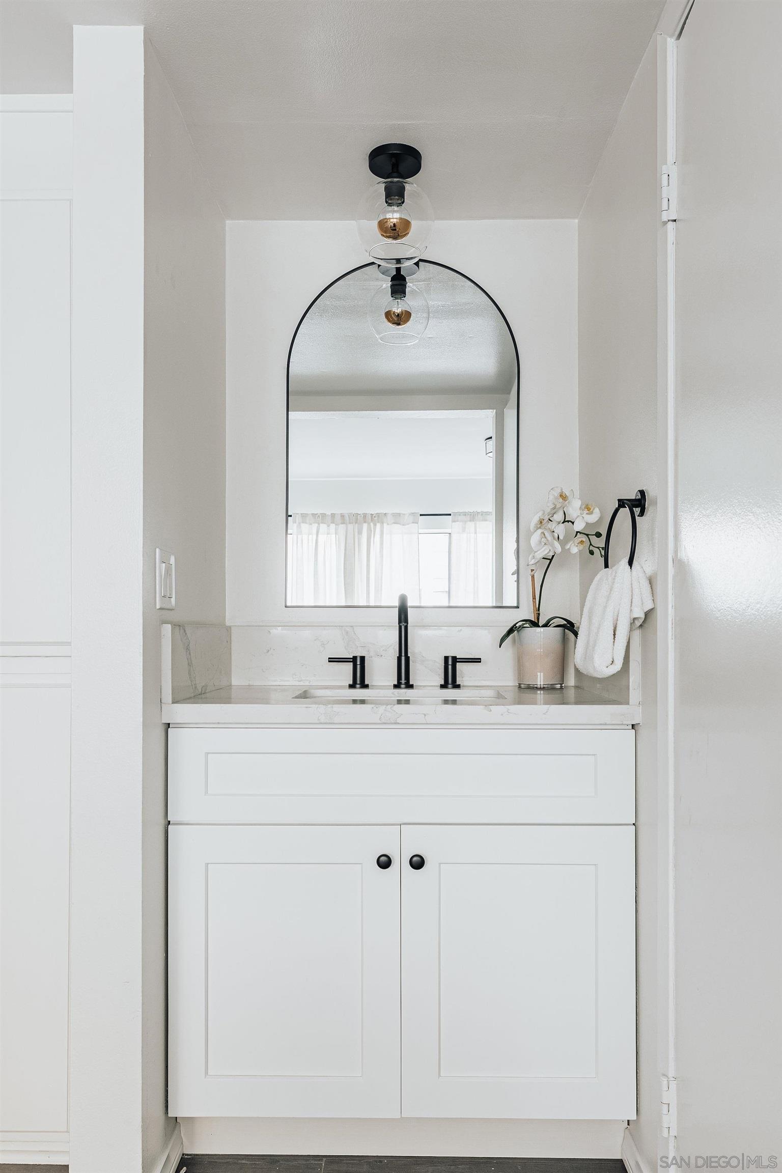 Detail Gallery Image 35 of 50 For 4652  Don Lorenzo Dr  a,  Los Angeles,  CA 90008 - 3 Beds | 3 Baths